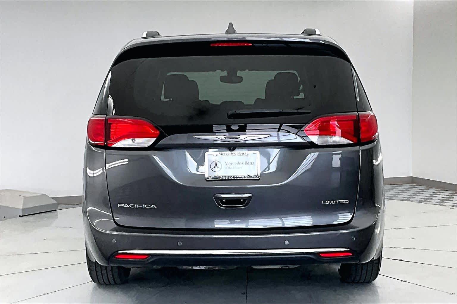 Thumbnail: 2018 Chrysler Pacifica - 5