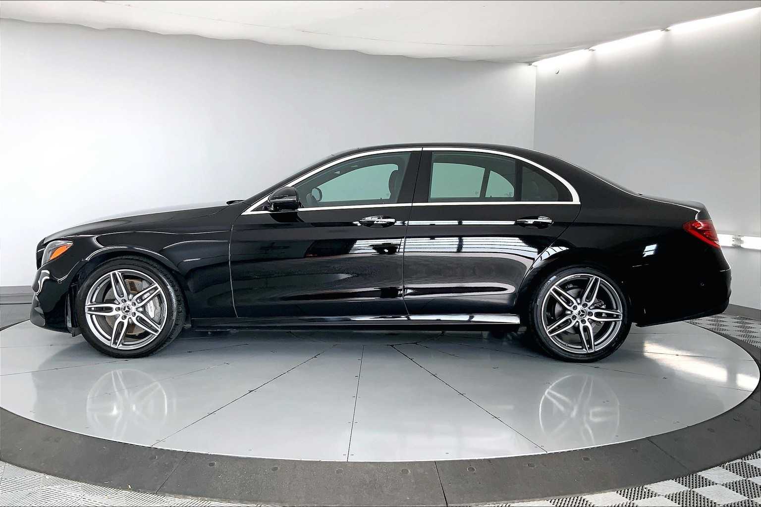 Thumbnail: 2019 Mercedes-Benz E-Class - 3