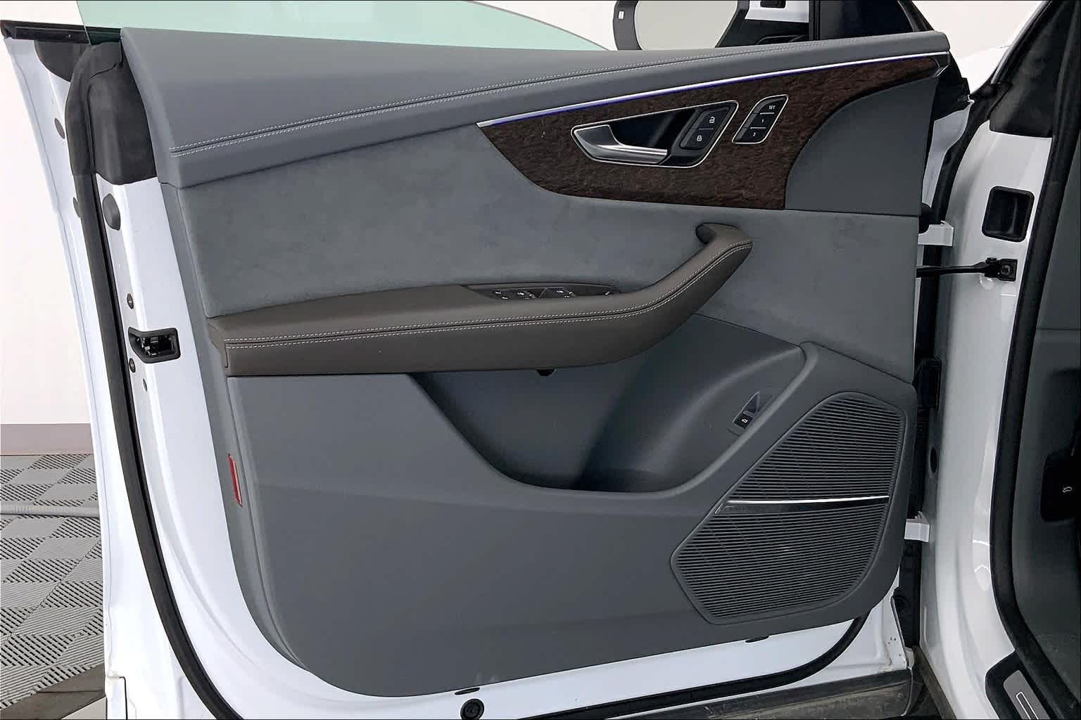Thumbnail: 2024 Audi Q8 - 22