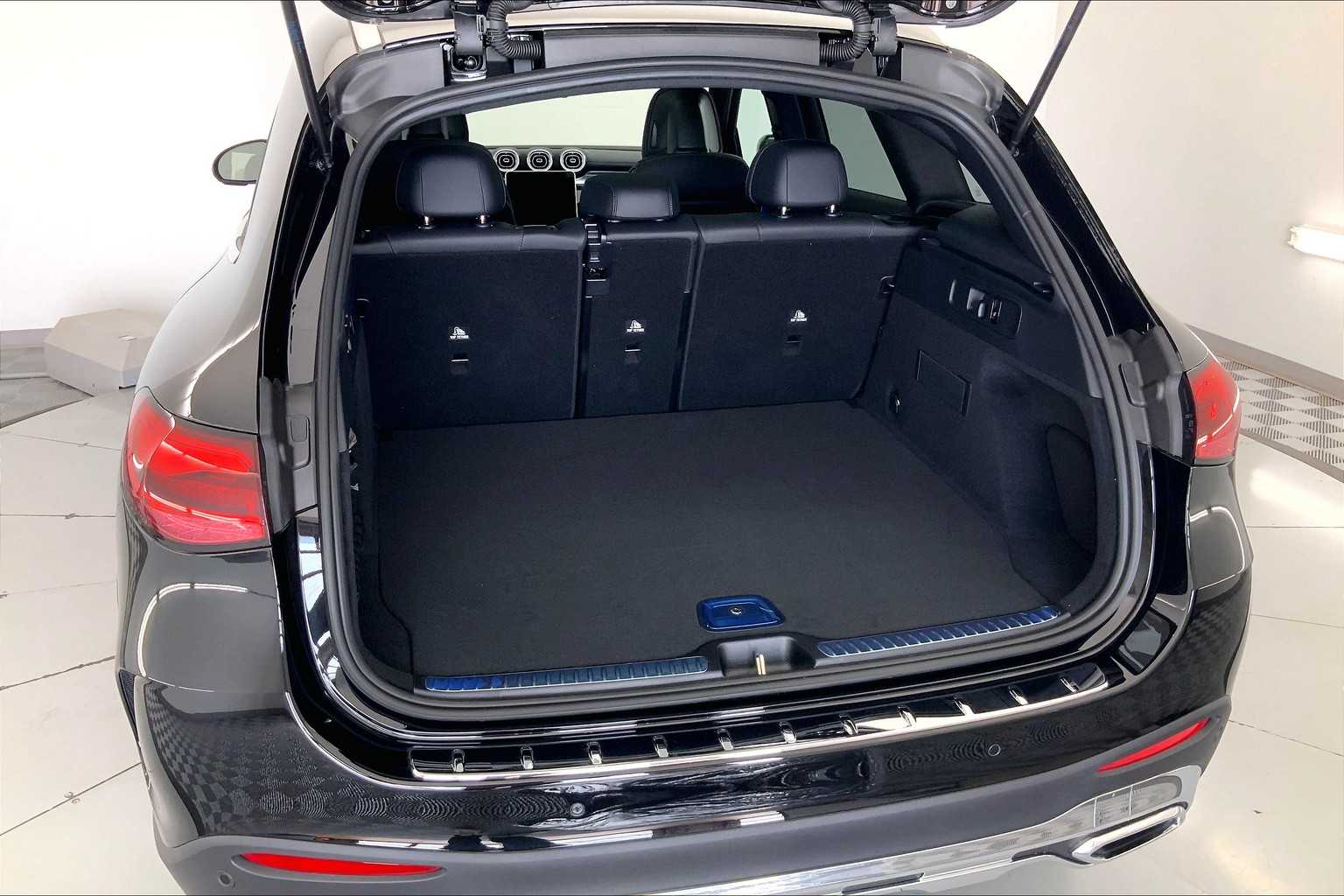 Thumbnail: 2025 Mercedes-Benz GLC - 19