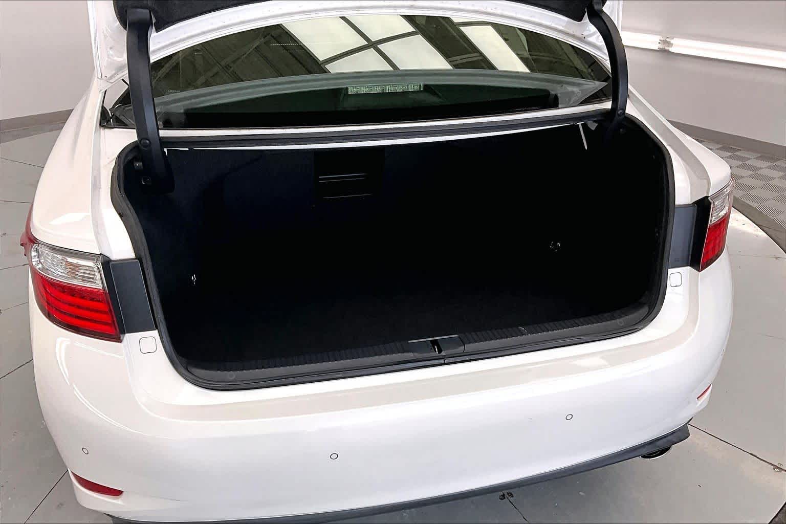 Thumbnail: 2015 Lexus ES - 19