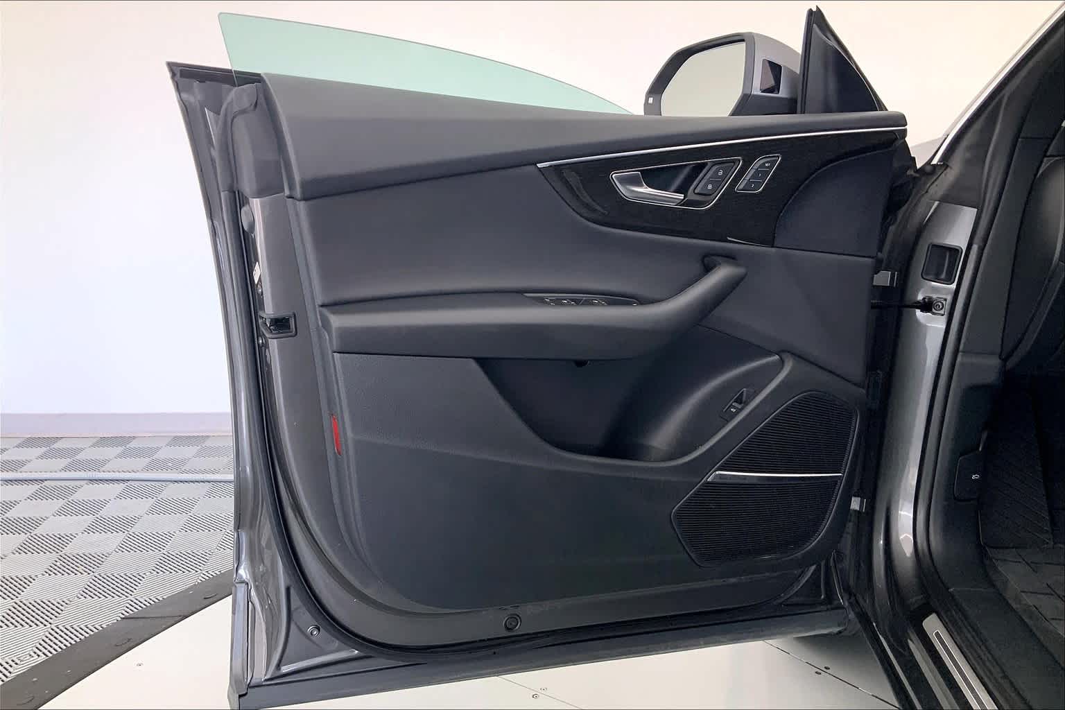 Thumbnail: 2019 Audi Q8 - 23