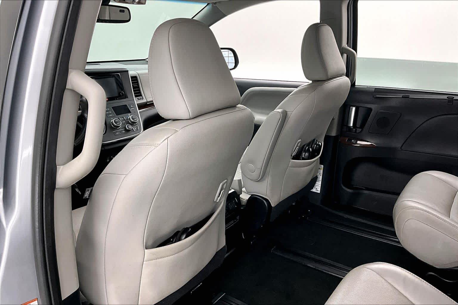 Thumbnail: 2017 Toyota Sienna - 12