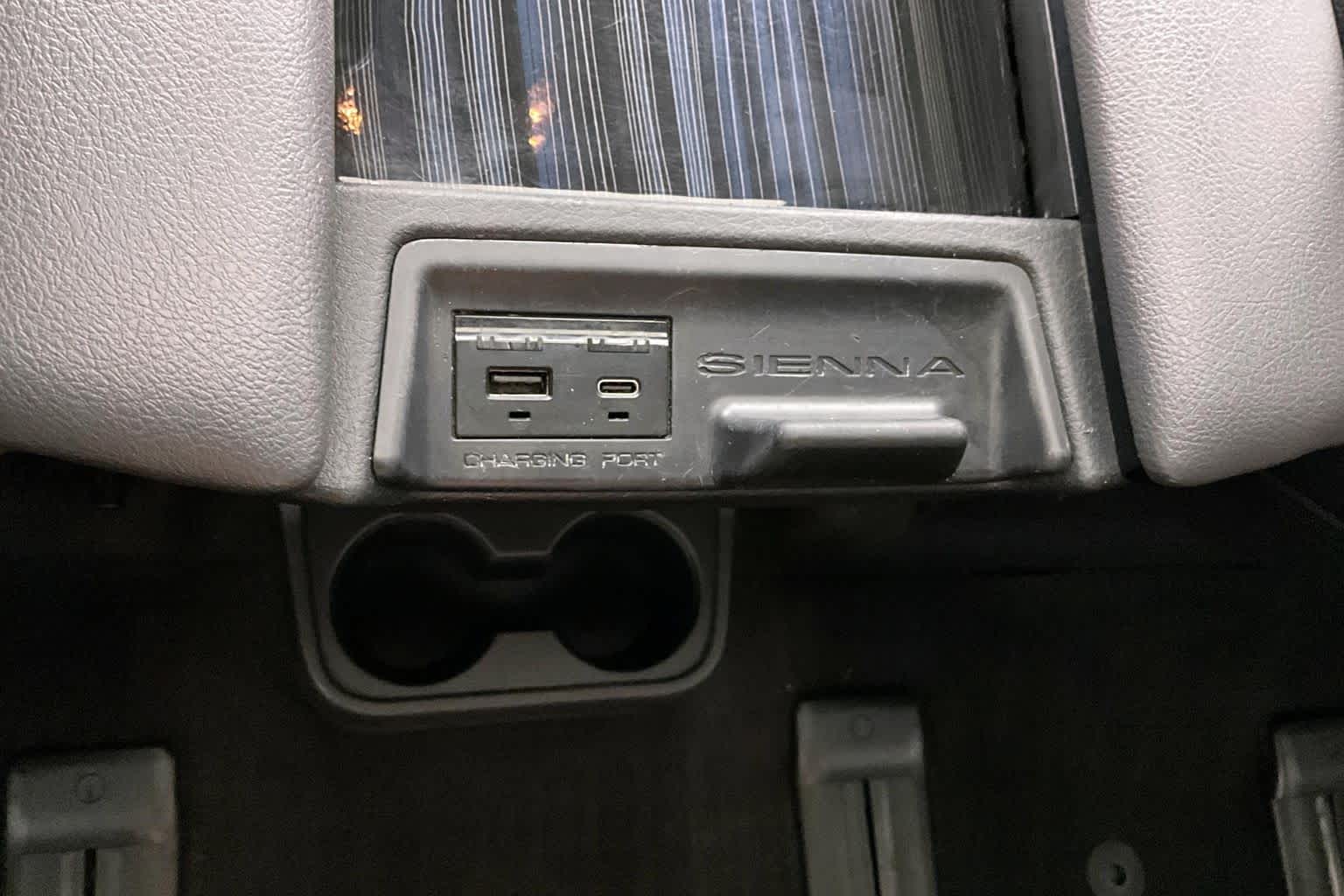 Thumbnail: 2021 Toyota Sienna - 28