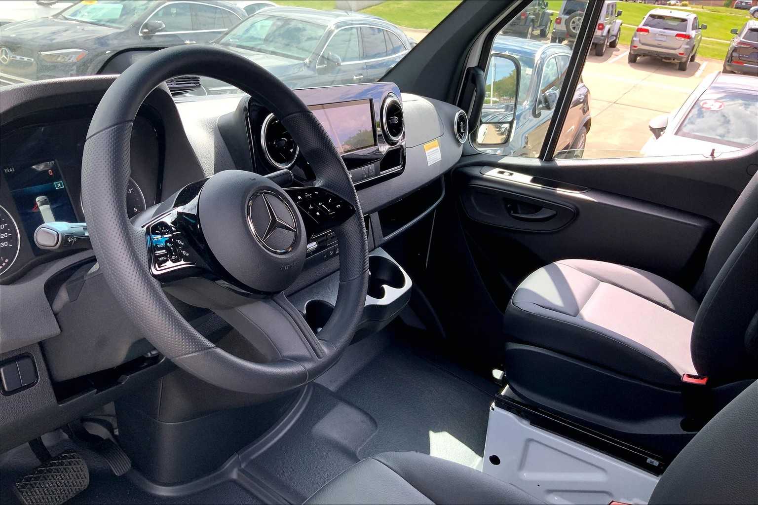 2025 Mercedes-Benz Sprinter 2500 14