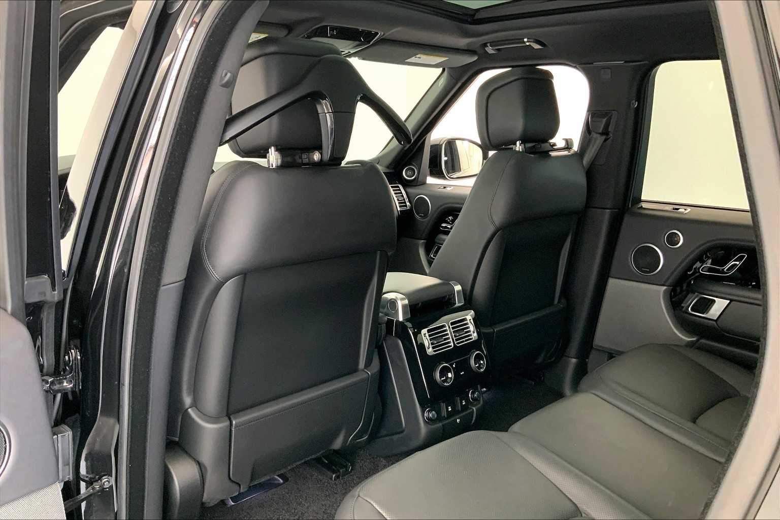 Thumbnail: 2018 Land Rover Range Rover - 12