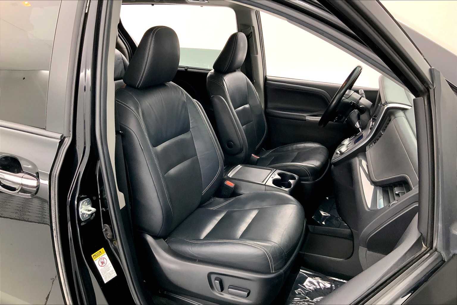 Thumbnail: 2015 Toyota Sienna - 14
