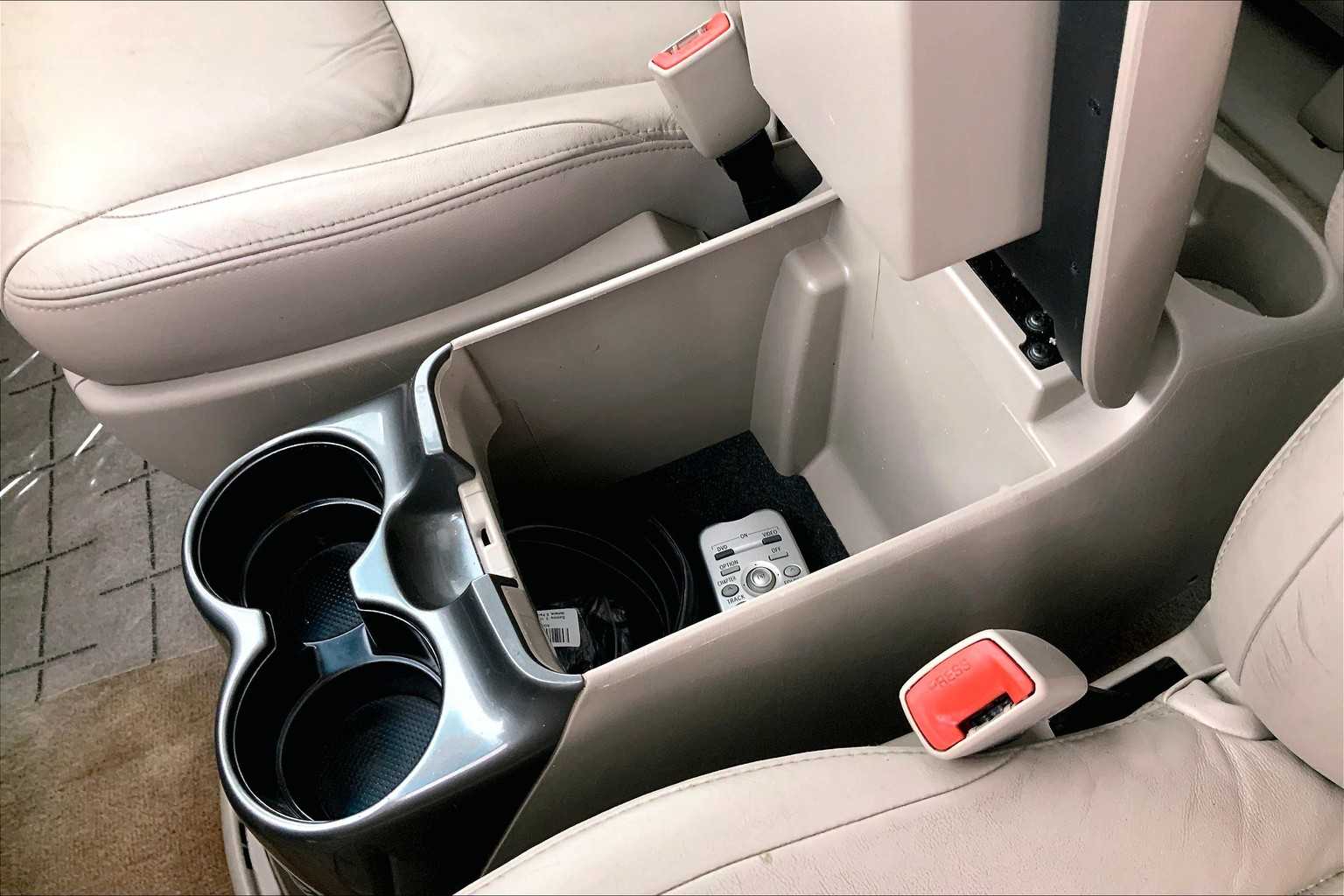 Thumbnail: 2008 Toyota Sienna - 27