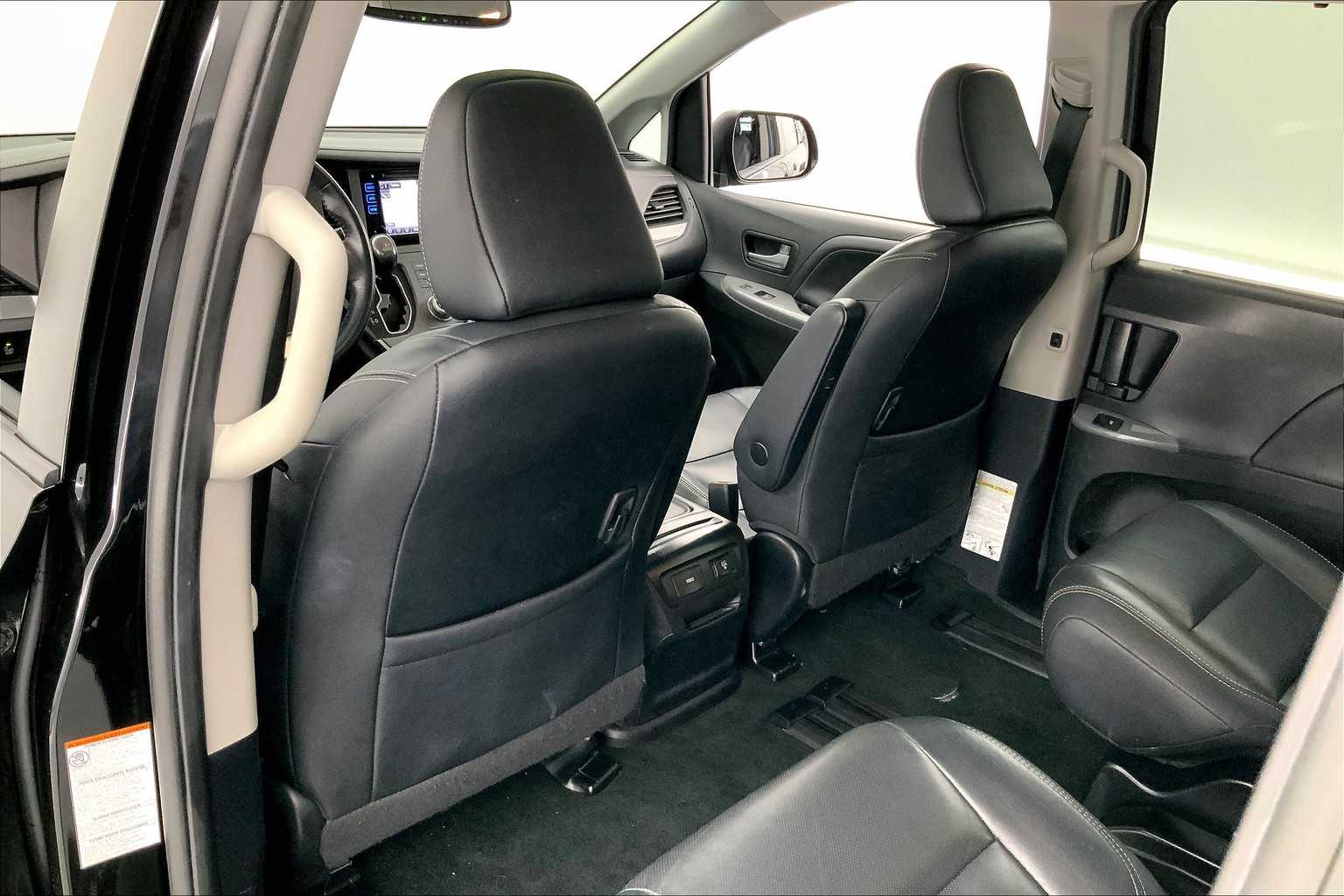 Thumbnail: 2015 Toyota Sienna - 12