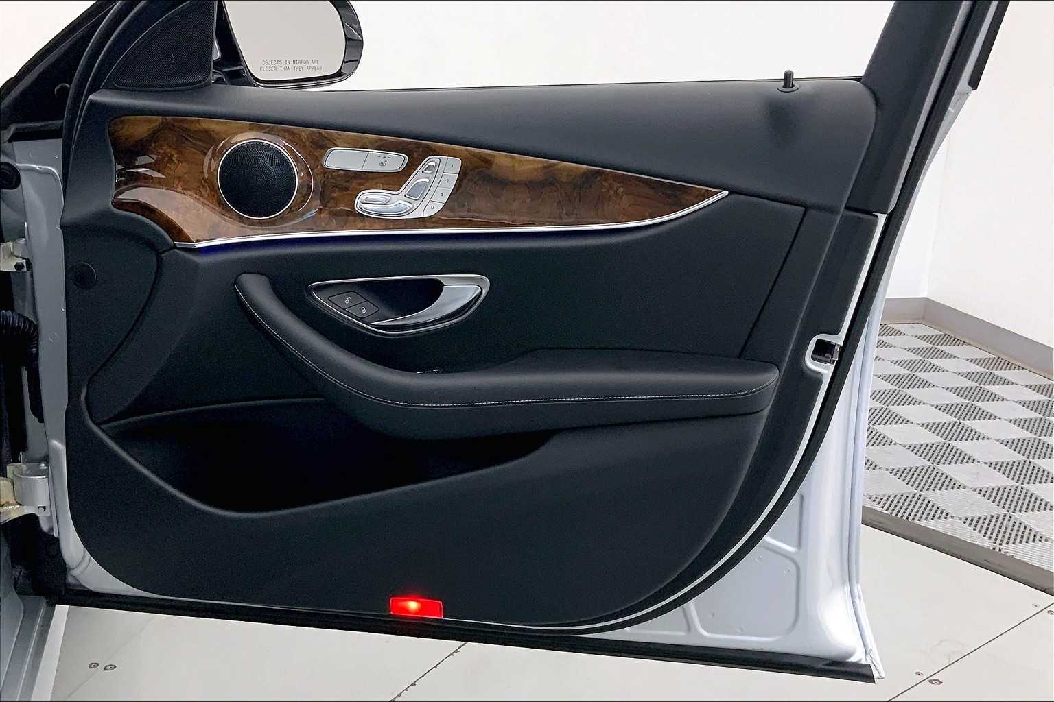 Thumbnail: 2017 Mercedes-Benz E-Class - 23