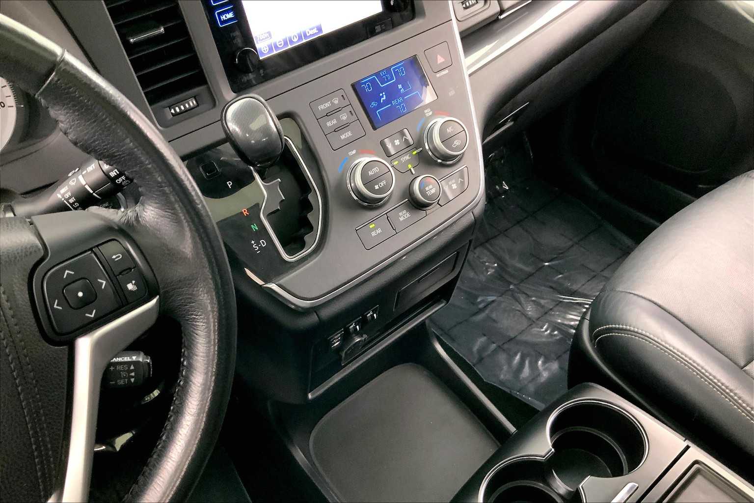 Thumbnail: 2015 Toyota Sienna - 17