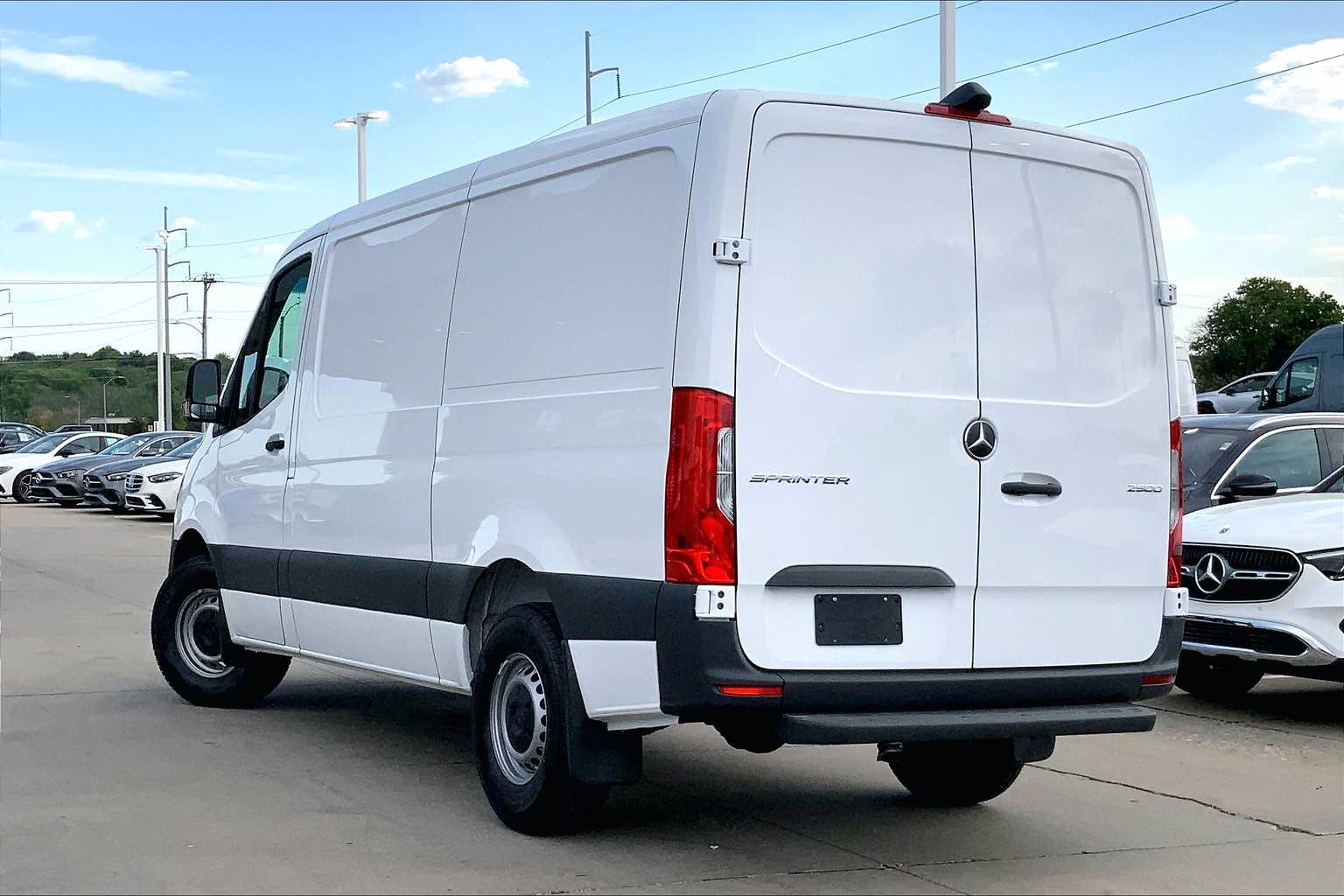Thumbnail: 2025 Mercedes-Benz Sprinter - 4