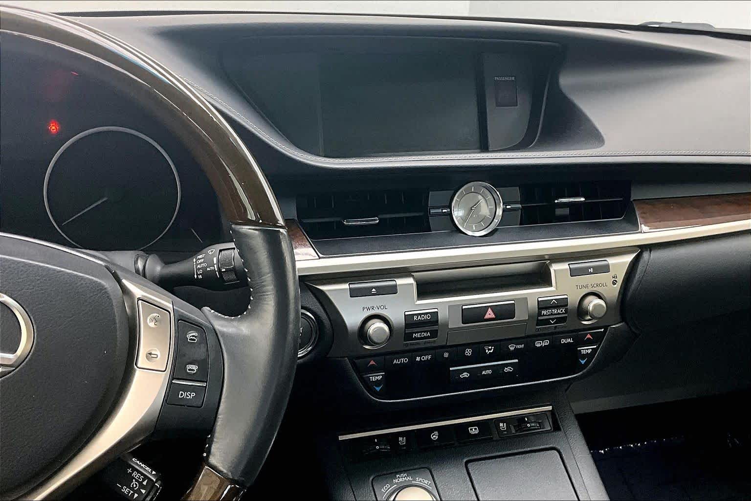 Thumbnail: 2015 Lexus ES - 16