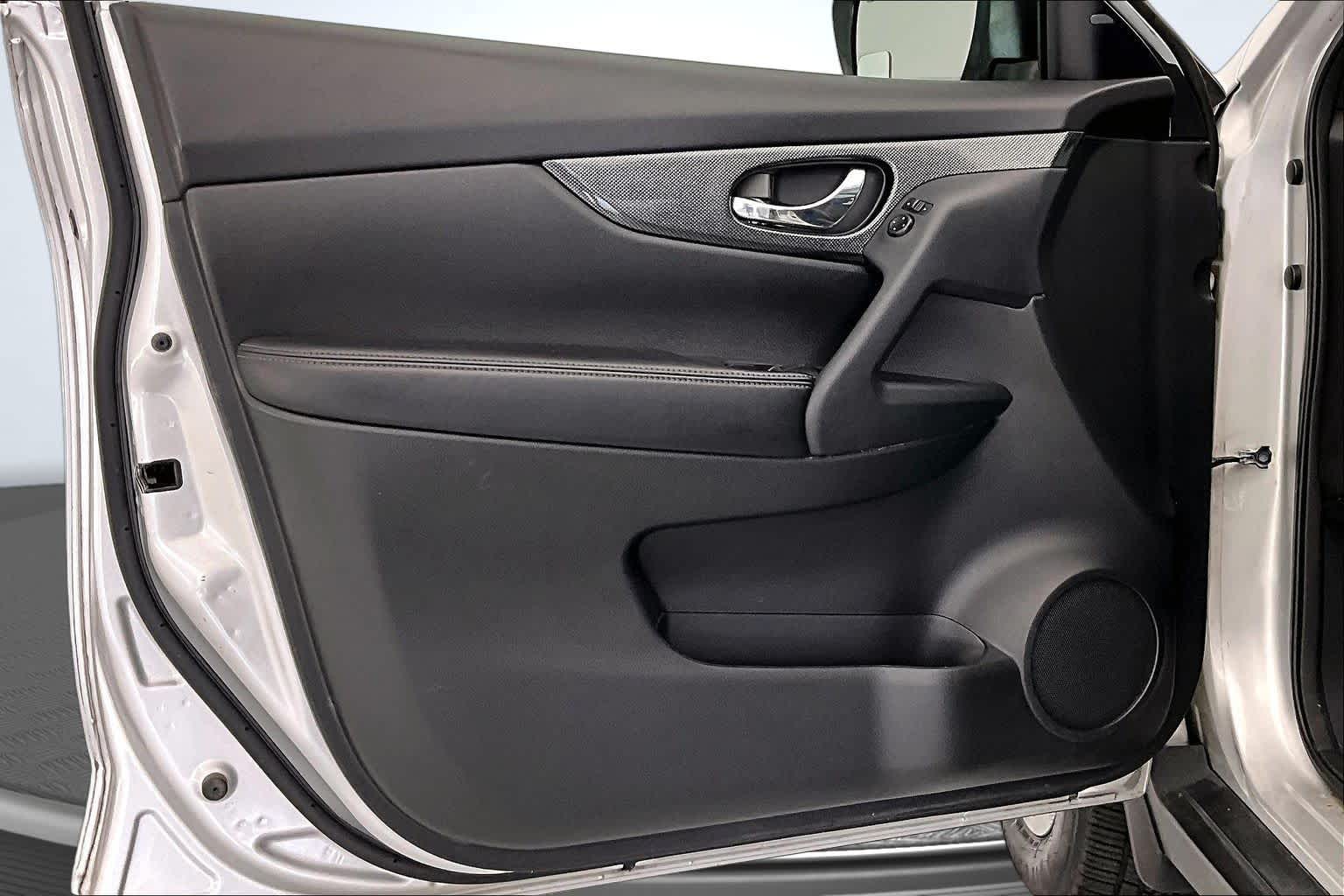 Thumbnail: 2015 Nissan Rogue - 23