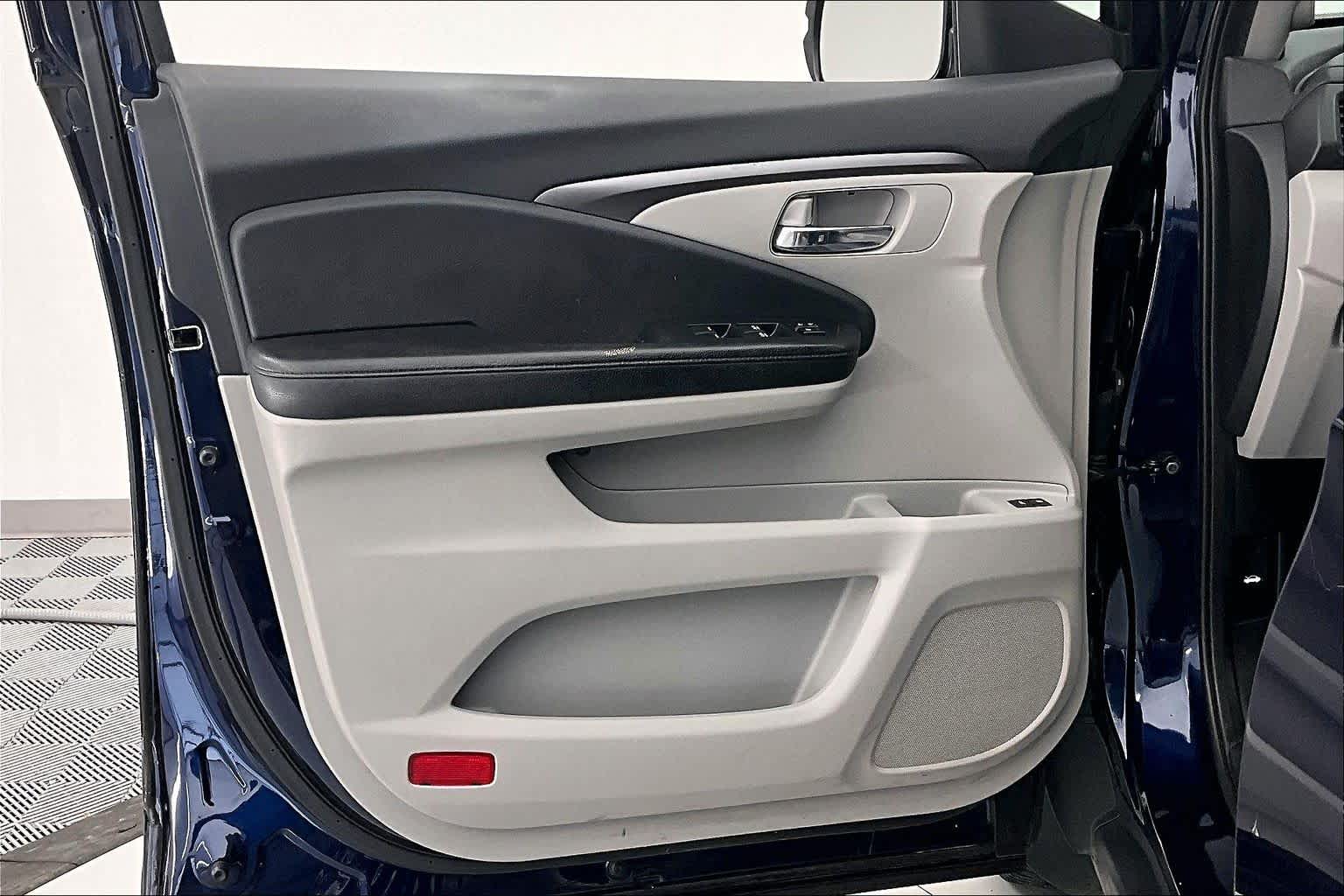 Thumbnail: 2017 Honda Pilot - 23