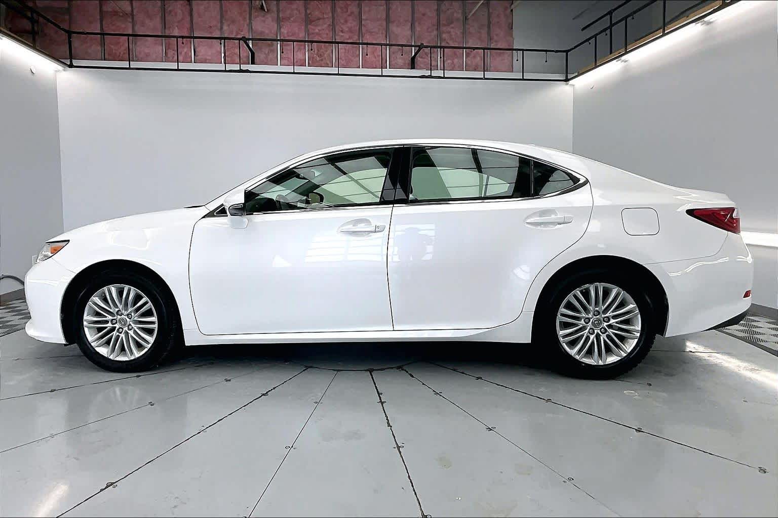 Thumbnail: 2015 Lexus ES - 3