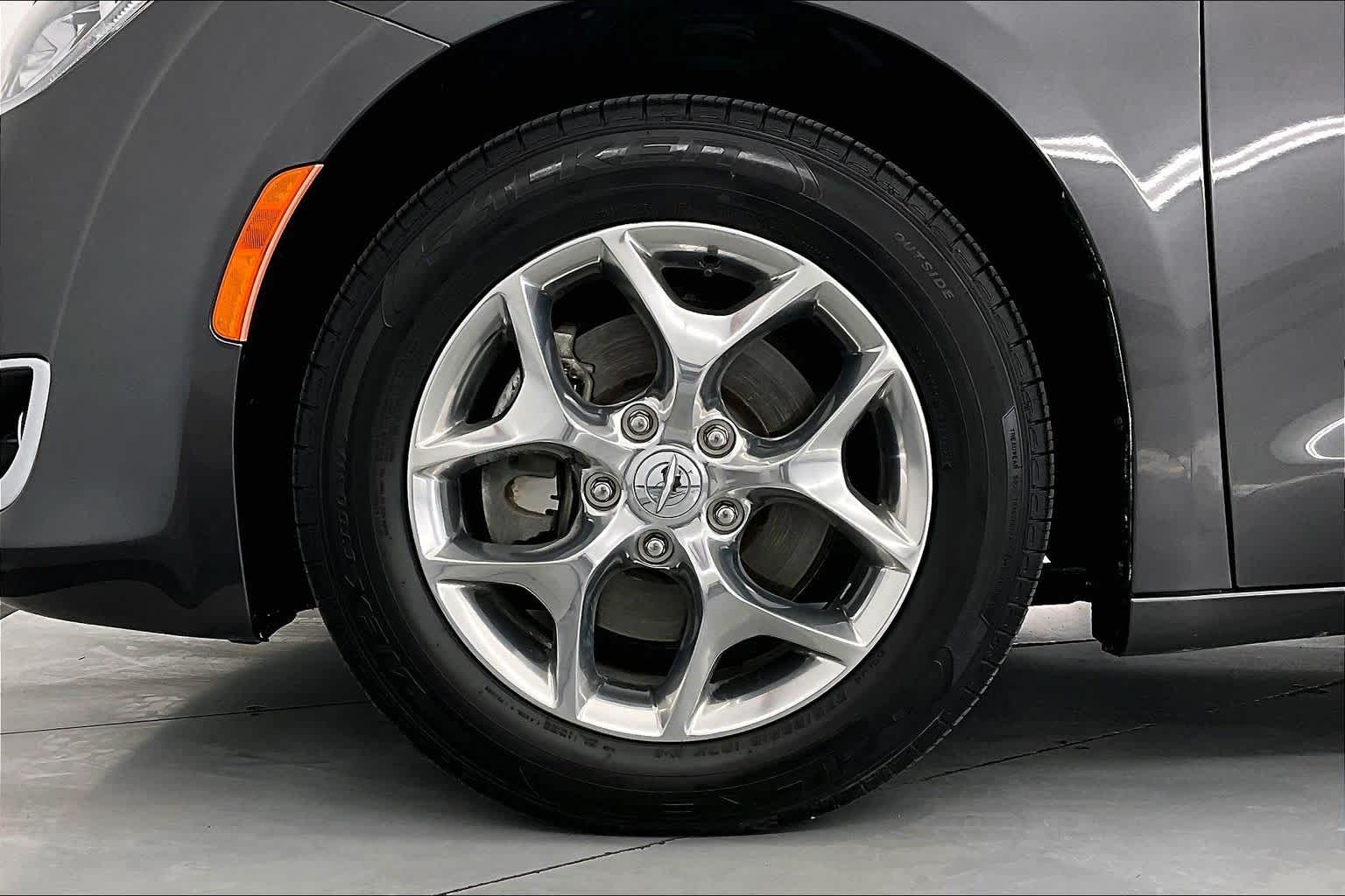 Thumbnail: 2018 Chrysler Pacifica - 8