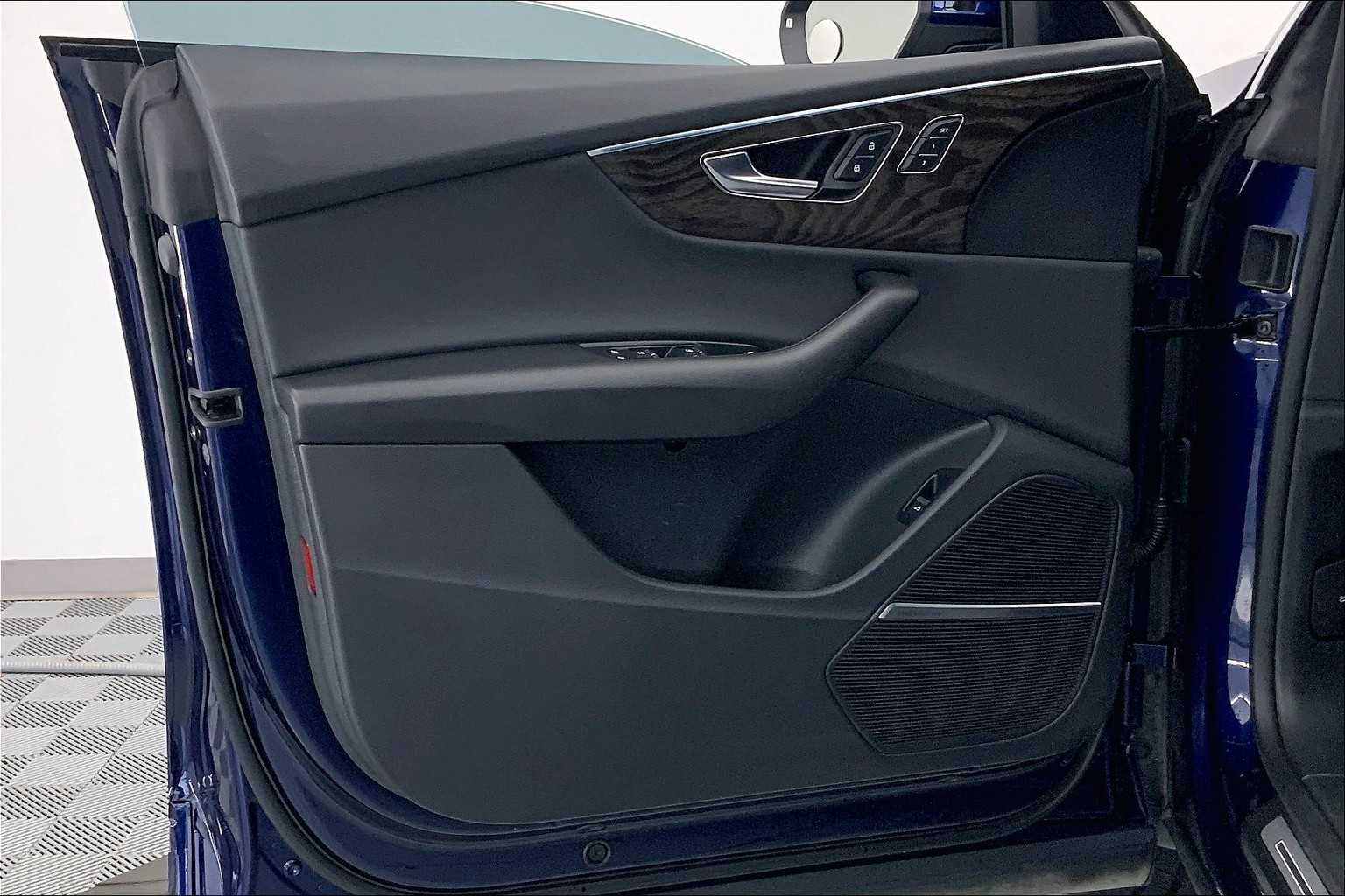 Thumbnail: 2021 Audi Q8 - 23
