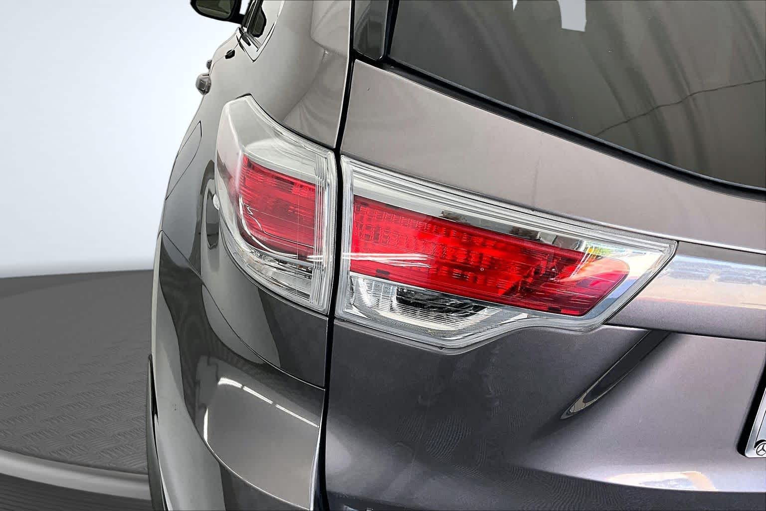 Thumbnail: 2016 Toyota Highlander - 25