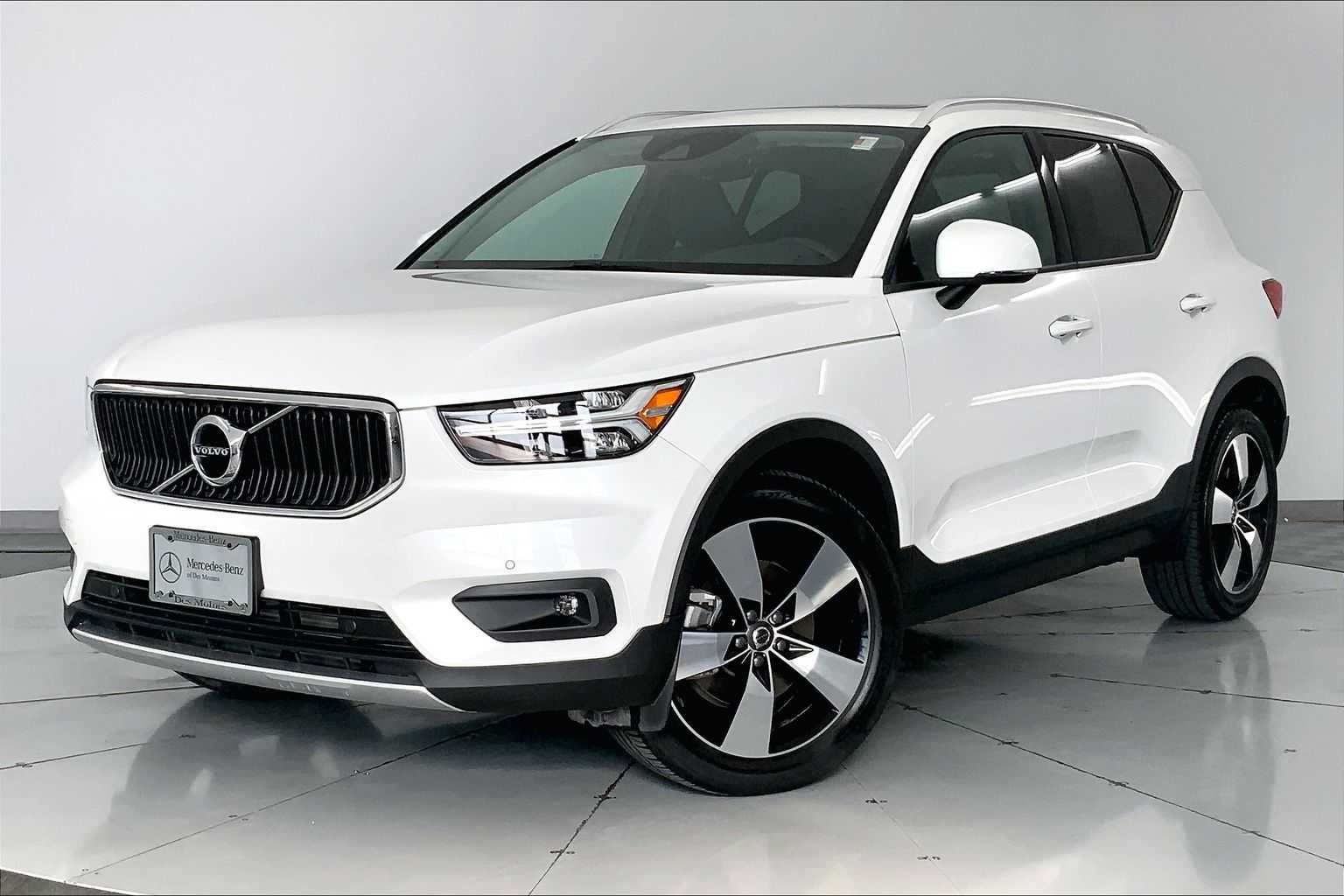 2021 Volvo XC40 T5 Momentum Hero Image