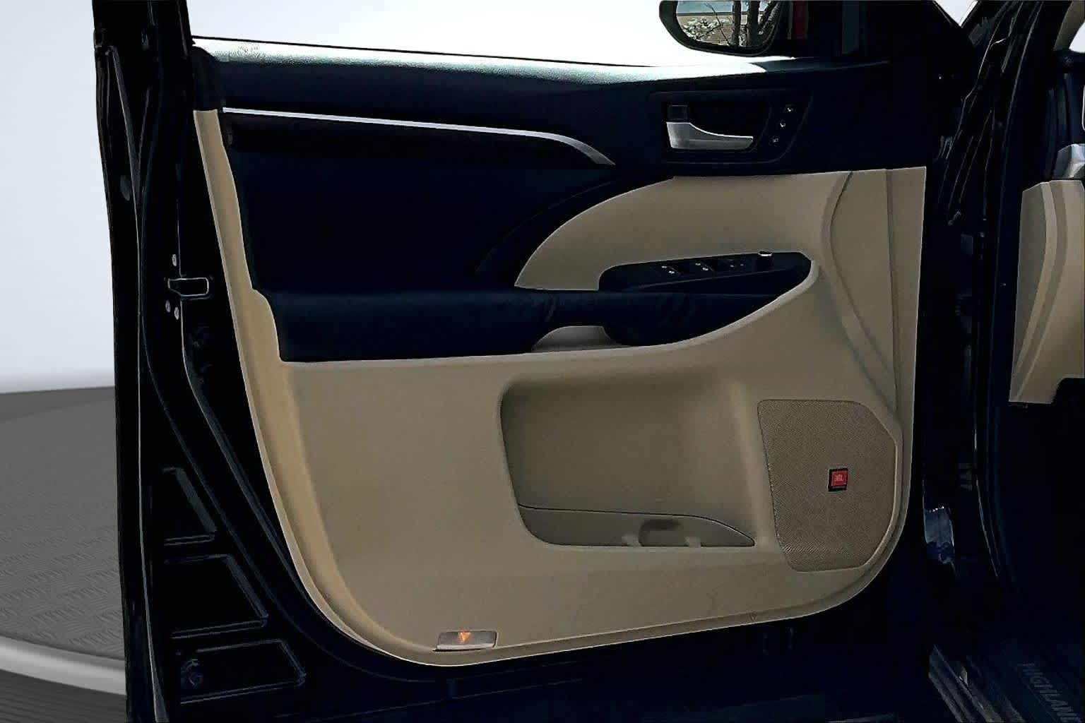 Thumbnail: 2015 Toyota Highlander - 23