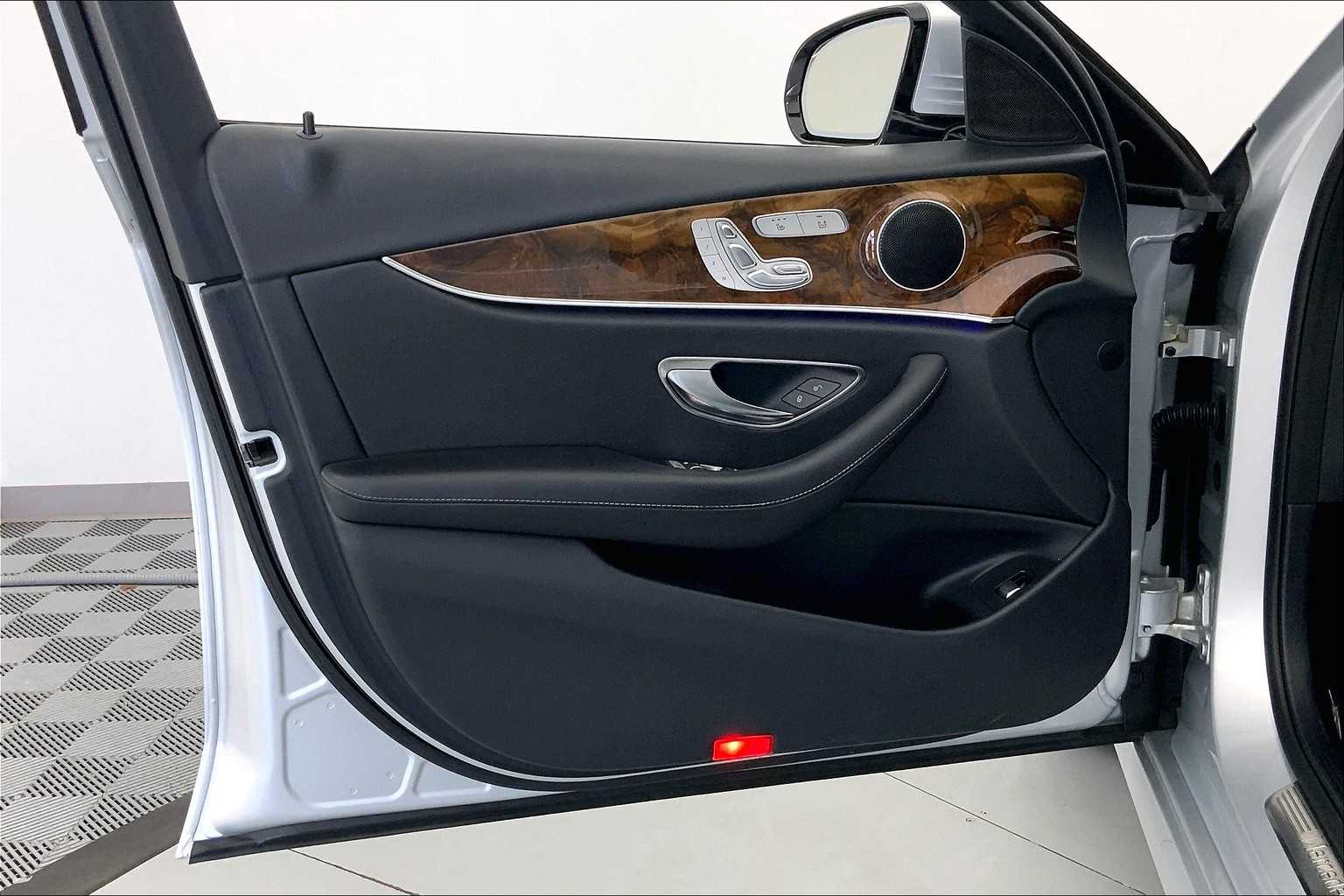 Thumbnail: 2017 Mercedes-Benz E-Class - 22