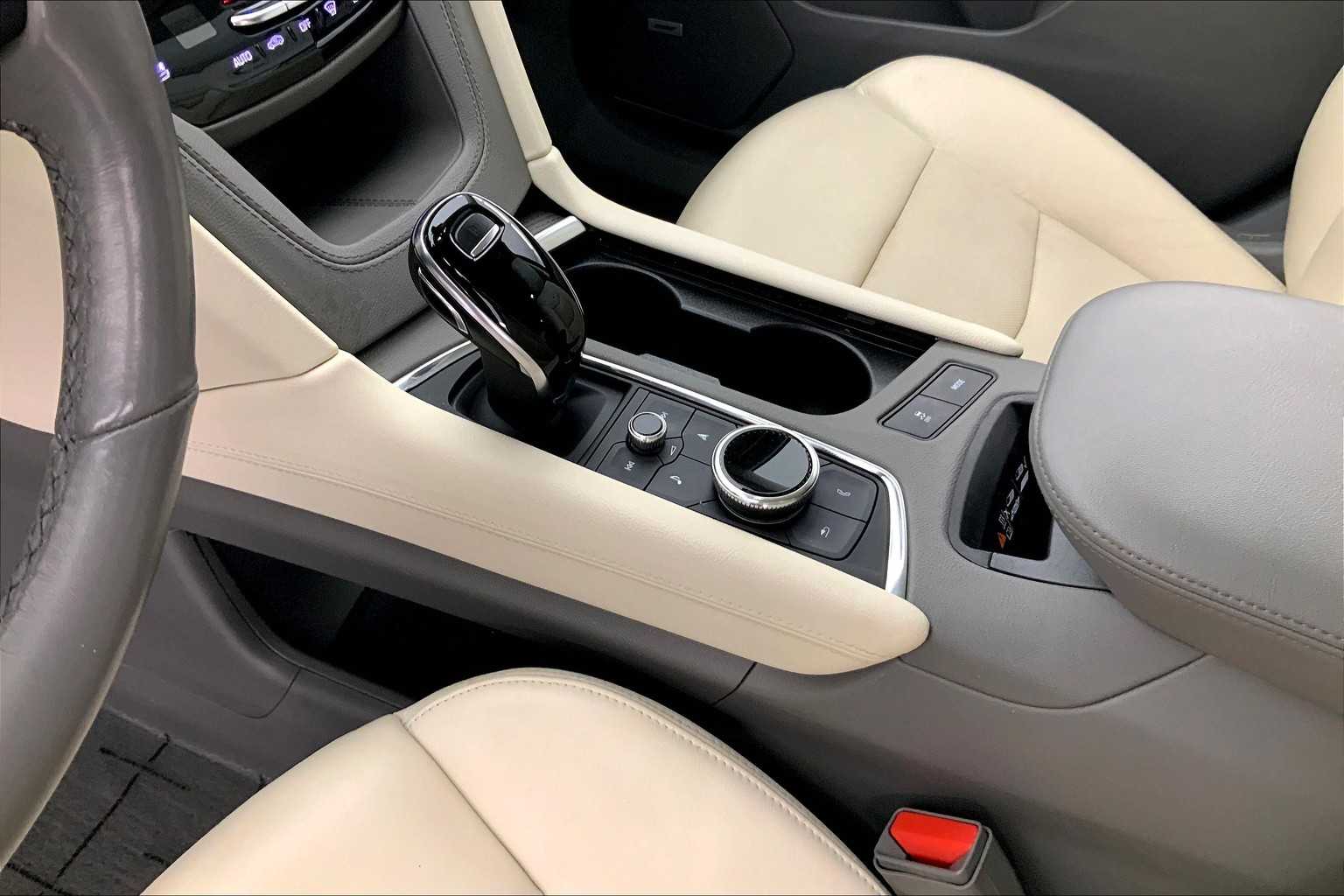 Thumbnail: 2022 Cadillac XT6 - 17
