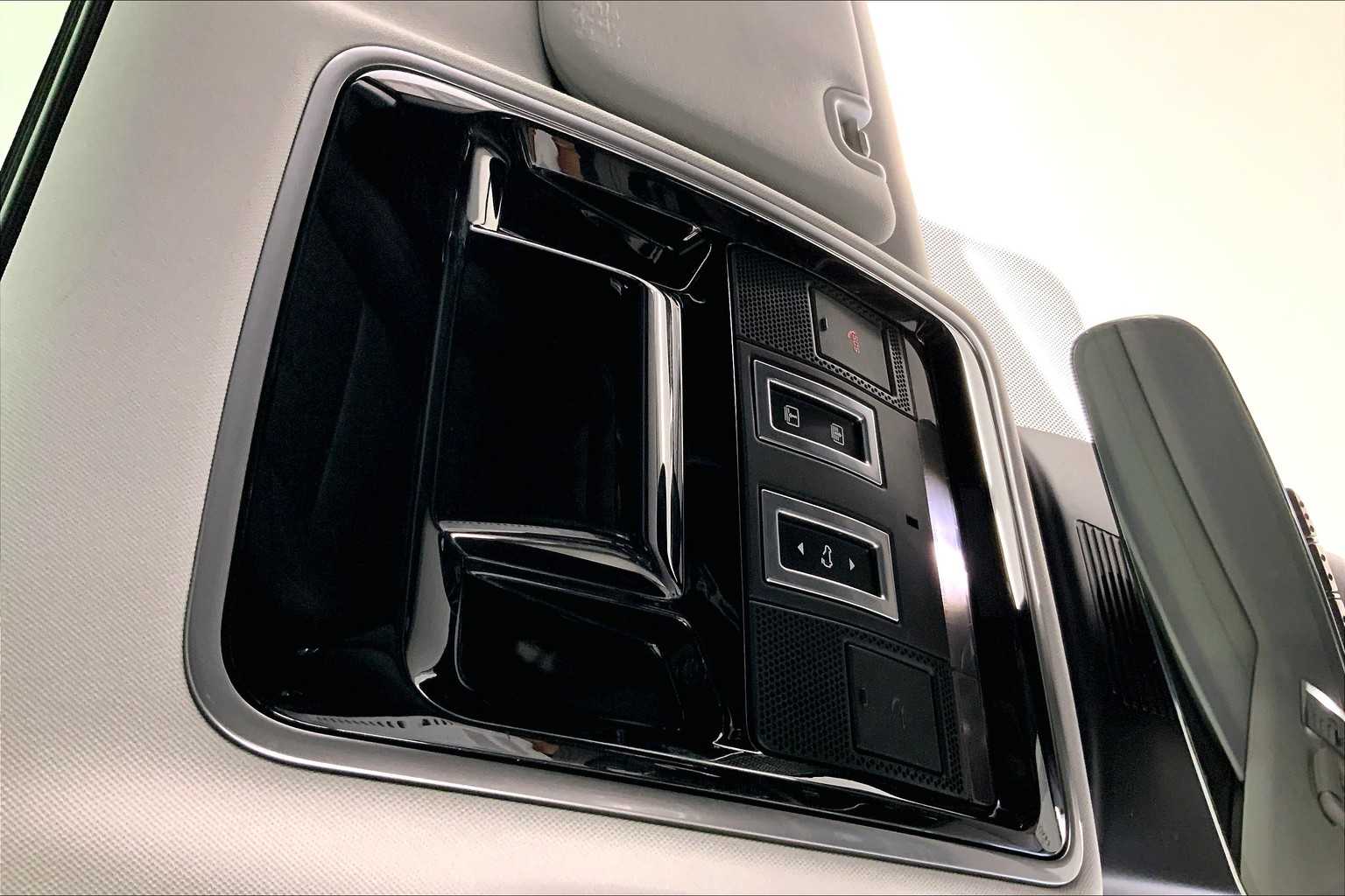 Thumbnail: 2017 Land Rover Range Rover - 28