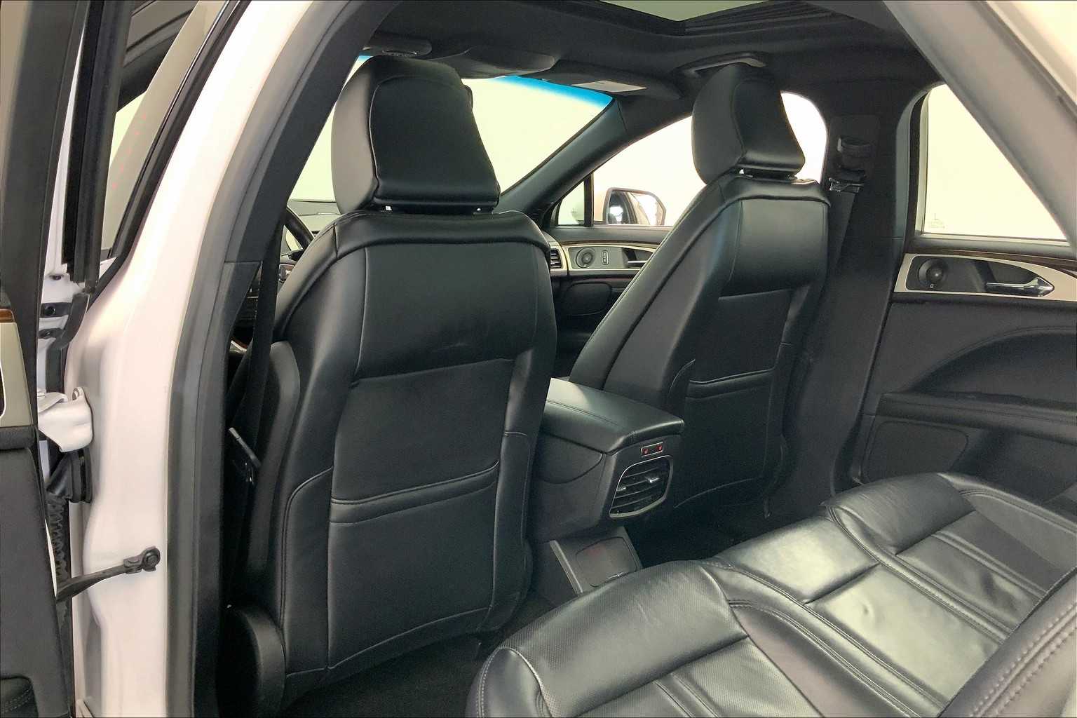 Thumbnail: 2020 Lincoln MKZ - 12