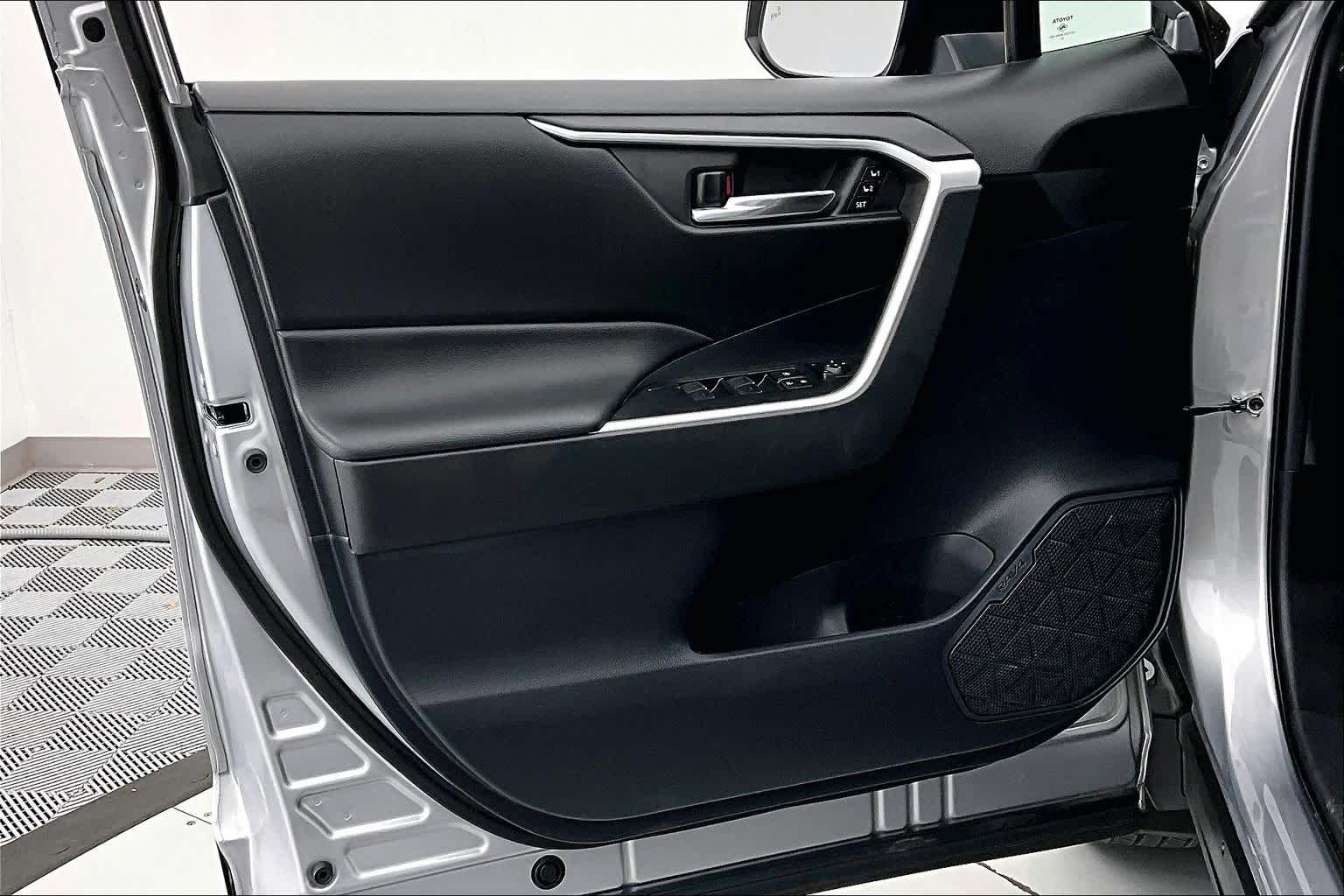 Thumbnail: 2022 Toyota RAV4 - 23