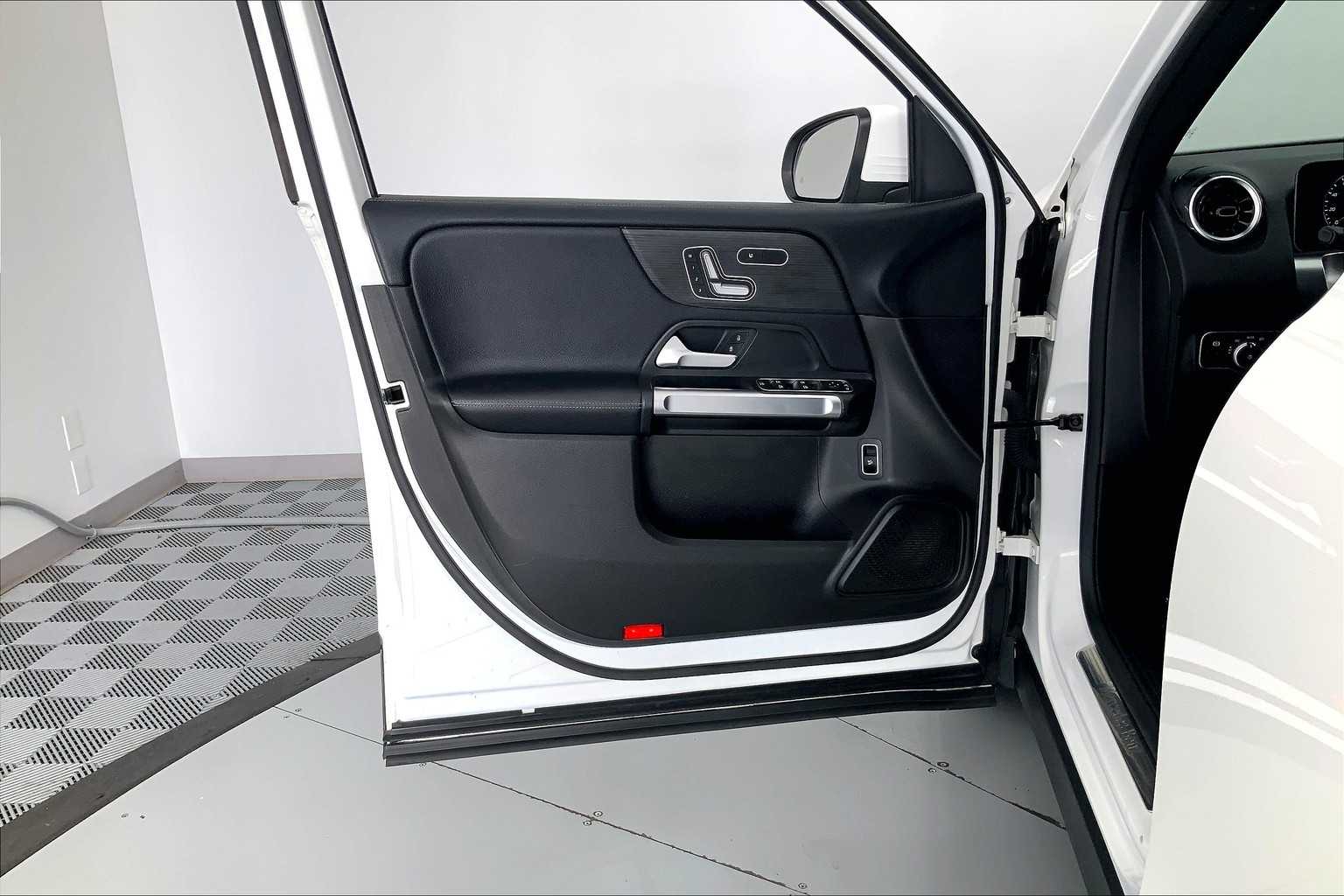 Thumbnail: 2020 Mercedes-Benz GLB - 22