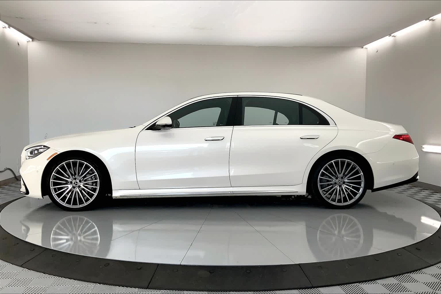 Thumbnail: 2022 Mercedes-Benz S-Class - 3