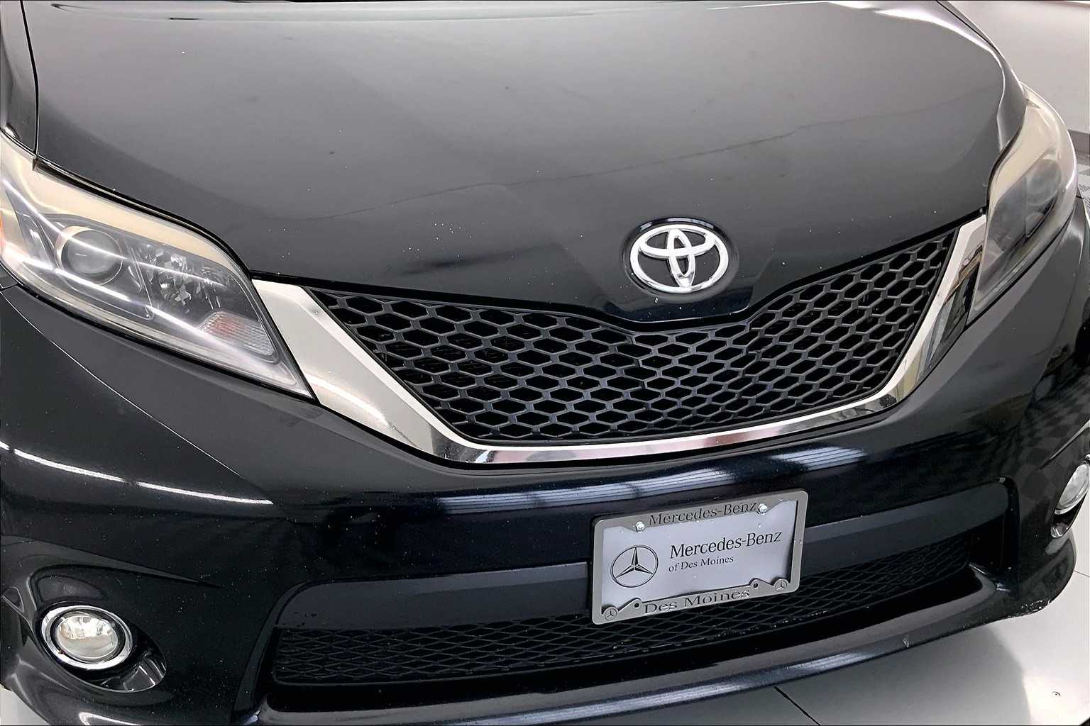 Thumbnail: 2015 Toyota Sienna - 26
