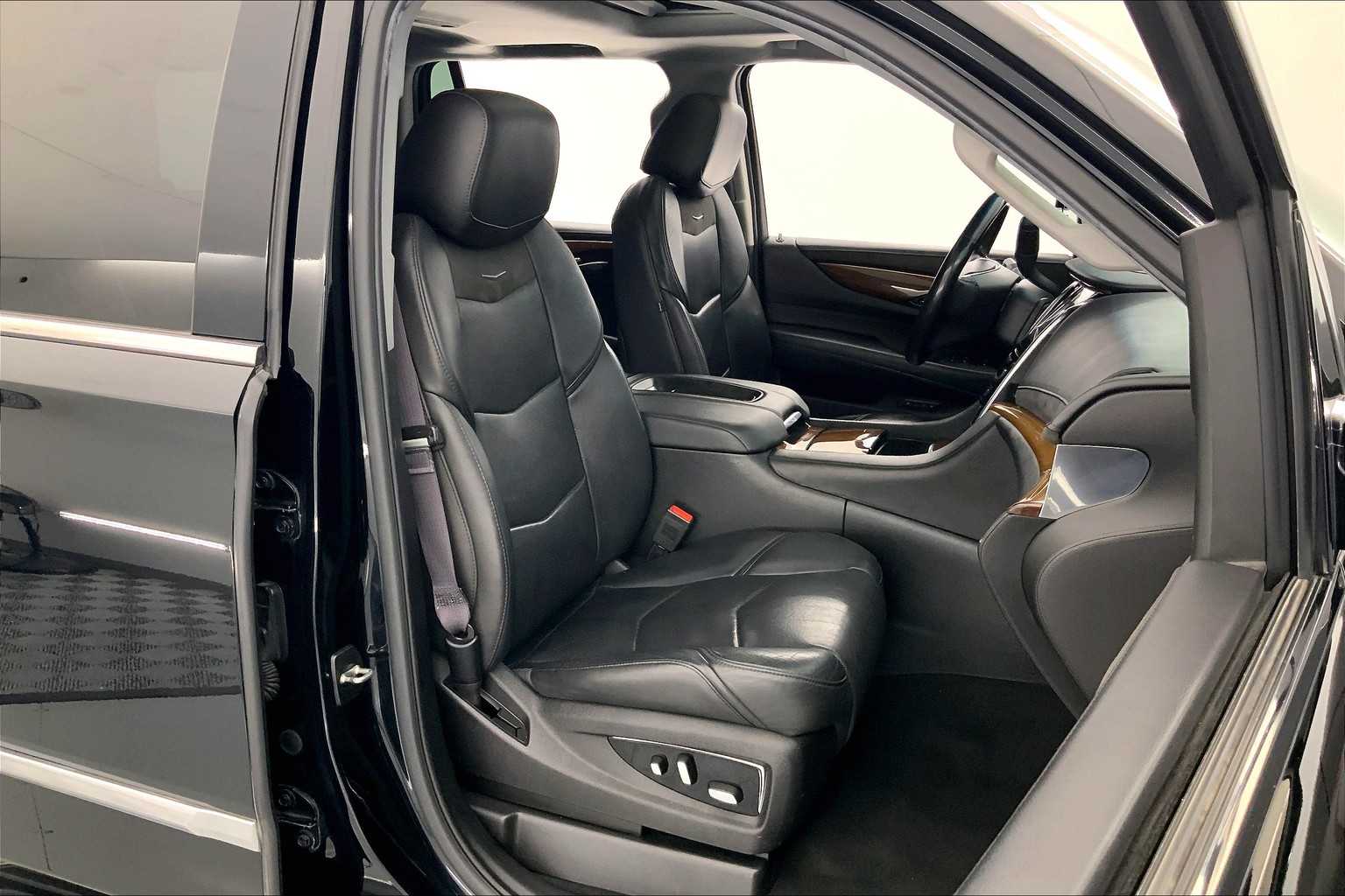 Thumbnail: 2017 Cadillac Escalade - 14