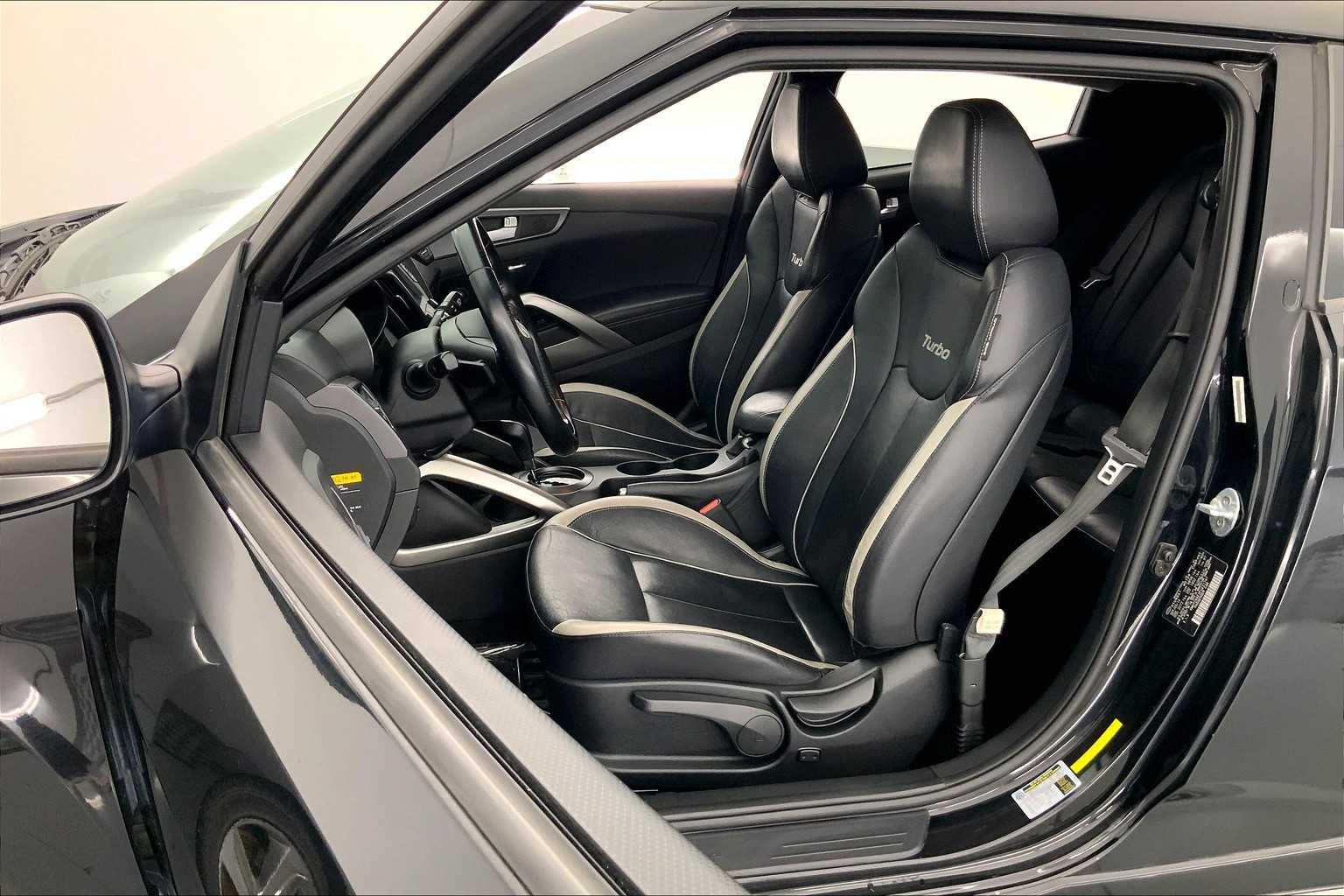 Thumbnail: 2015 Hyundai Veloster - 11