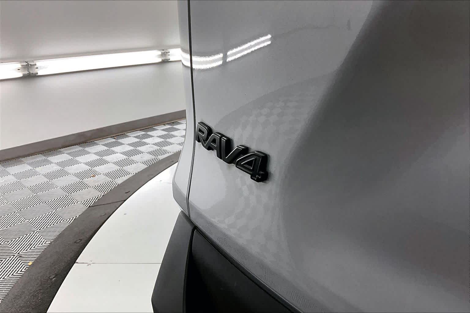 Thumbnail: 2022 Toyota RAV4 - 7