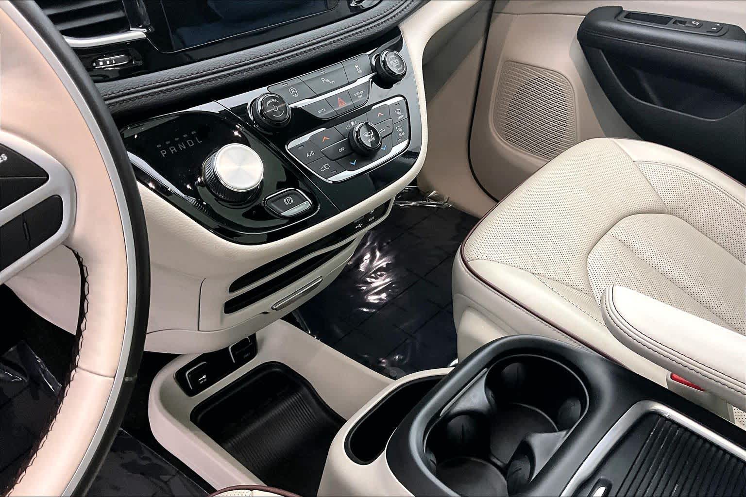 Thumbnail: 2018 Chrysler Pacifica - 17