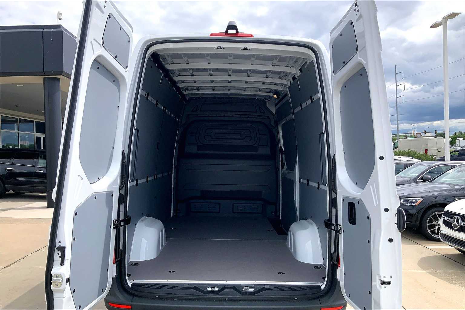 2025 Mercedes-Benz Sprinter 2500 18
