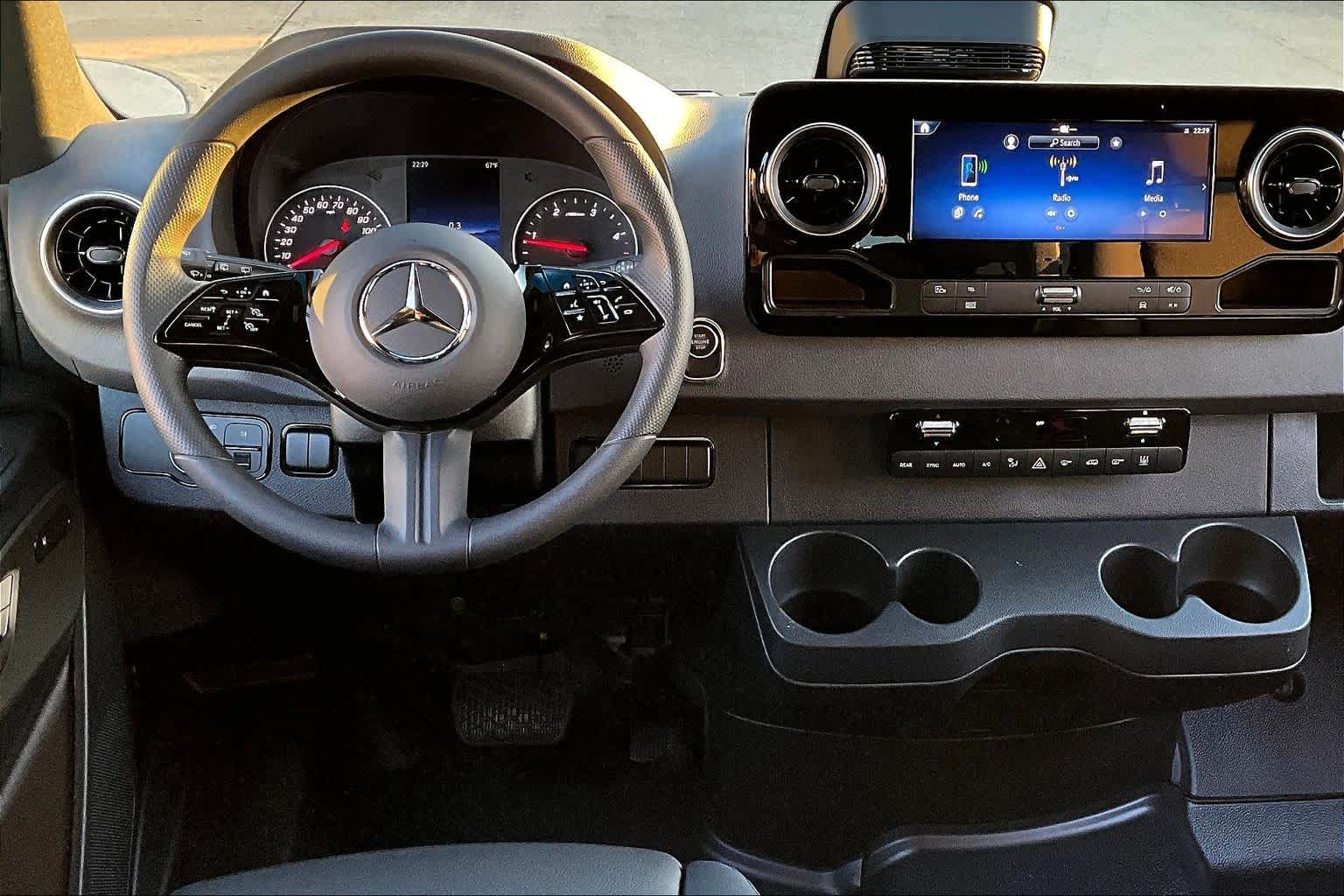 Thumbnail: 2025 Mercedes-Benz Sprinter - 14