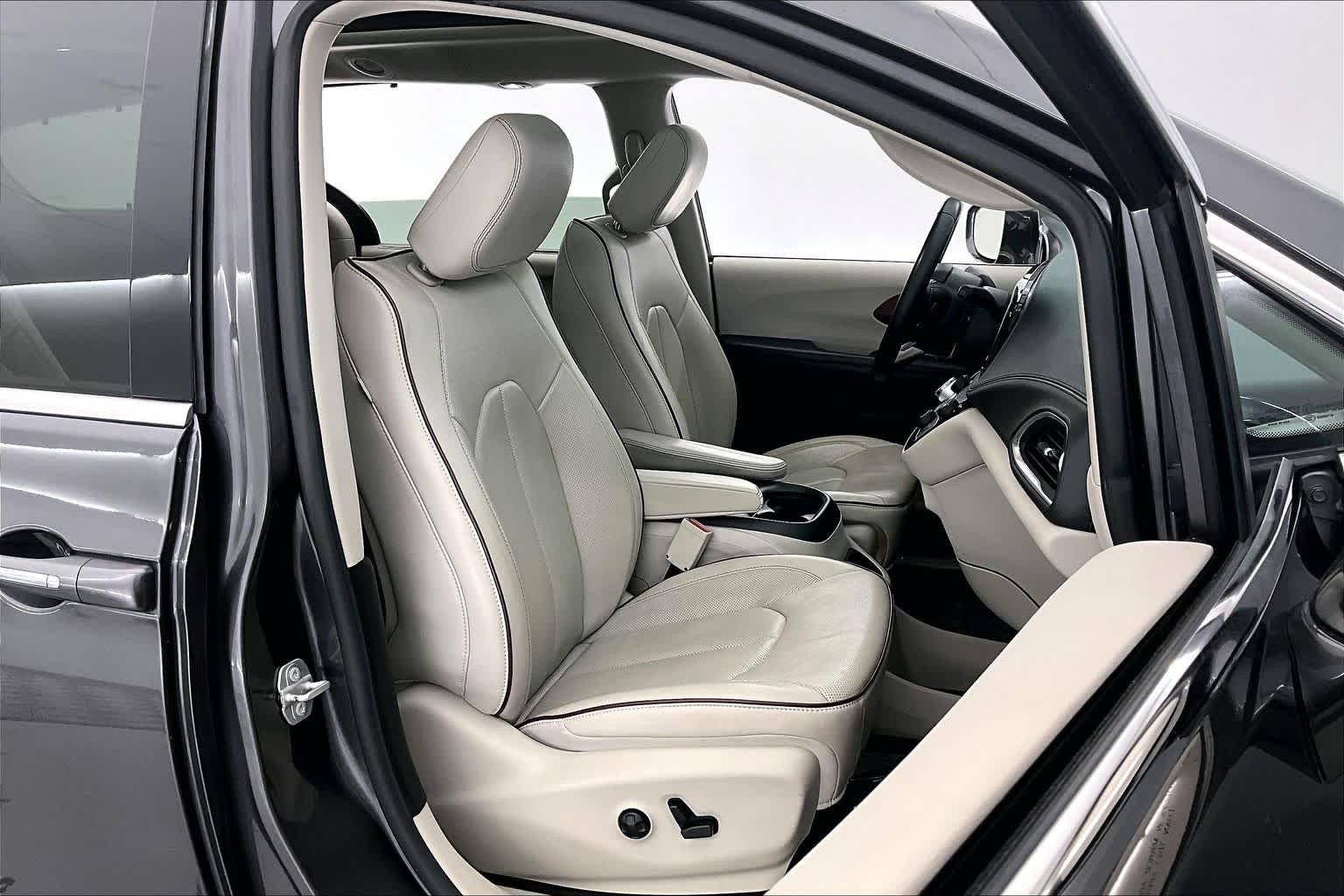 Thumbnail: 2018 Chrysler Pacifica - 14