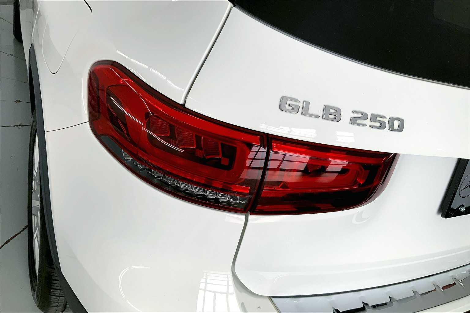 Thumbnail: 2020 Mercedes-Benz GLB - 24