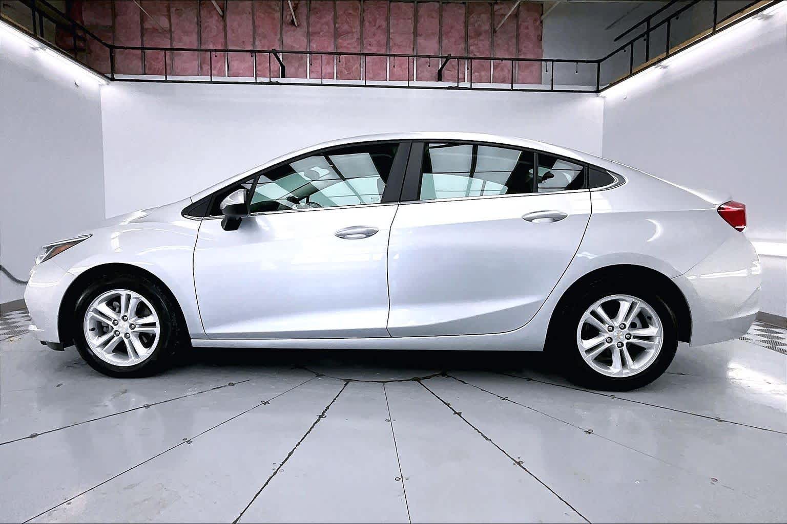 Thumbnail: 2018 Chevrolet Cruze - 3