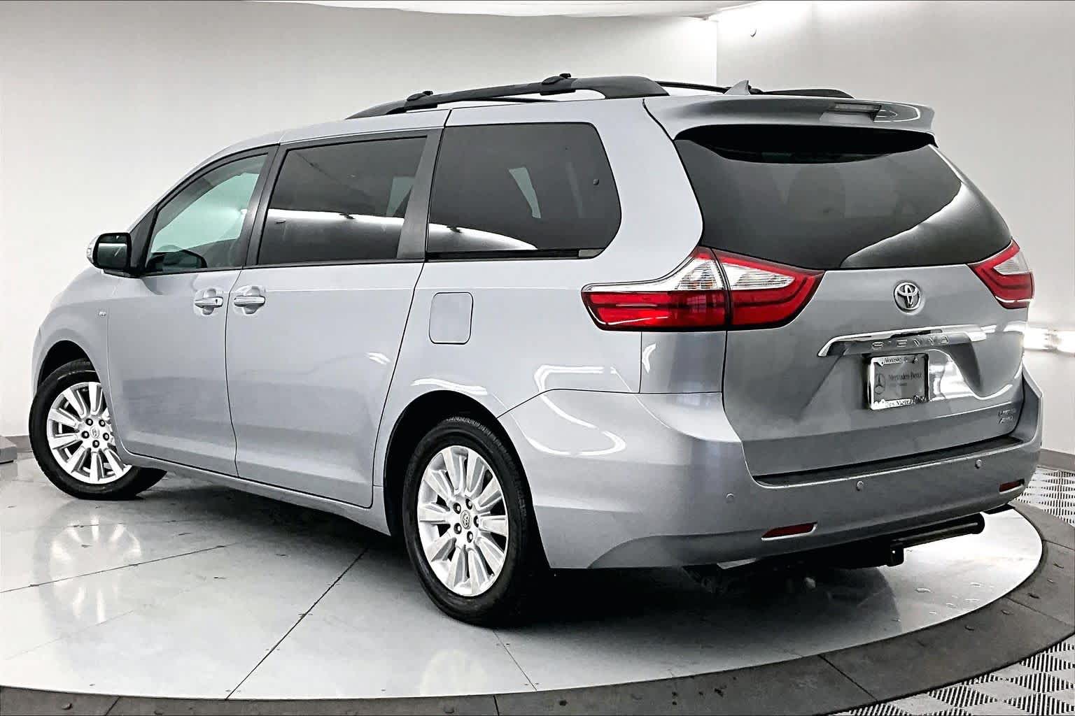 Thumbnail: 2017 Toyota Sienna - 4