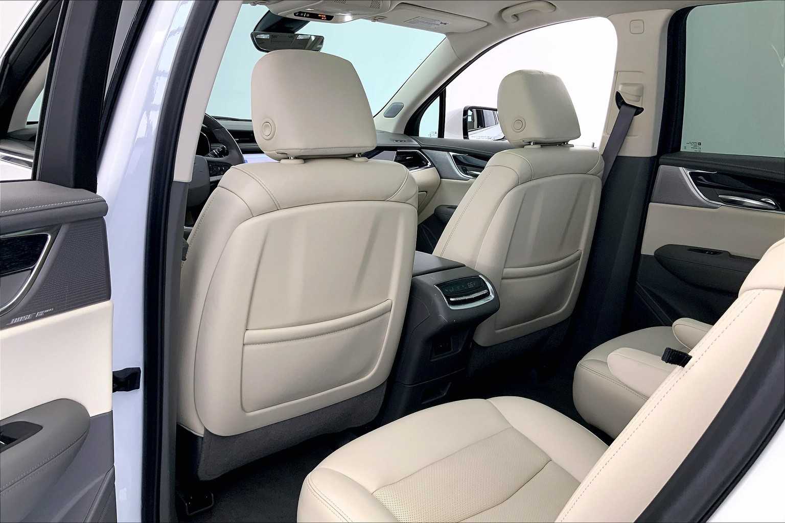 Thumbnail: 2022 Cadillac XT6 - 12