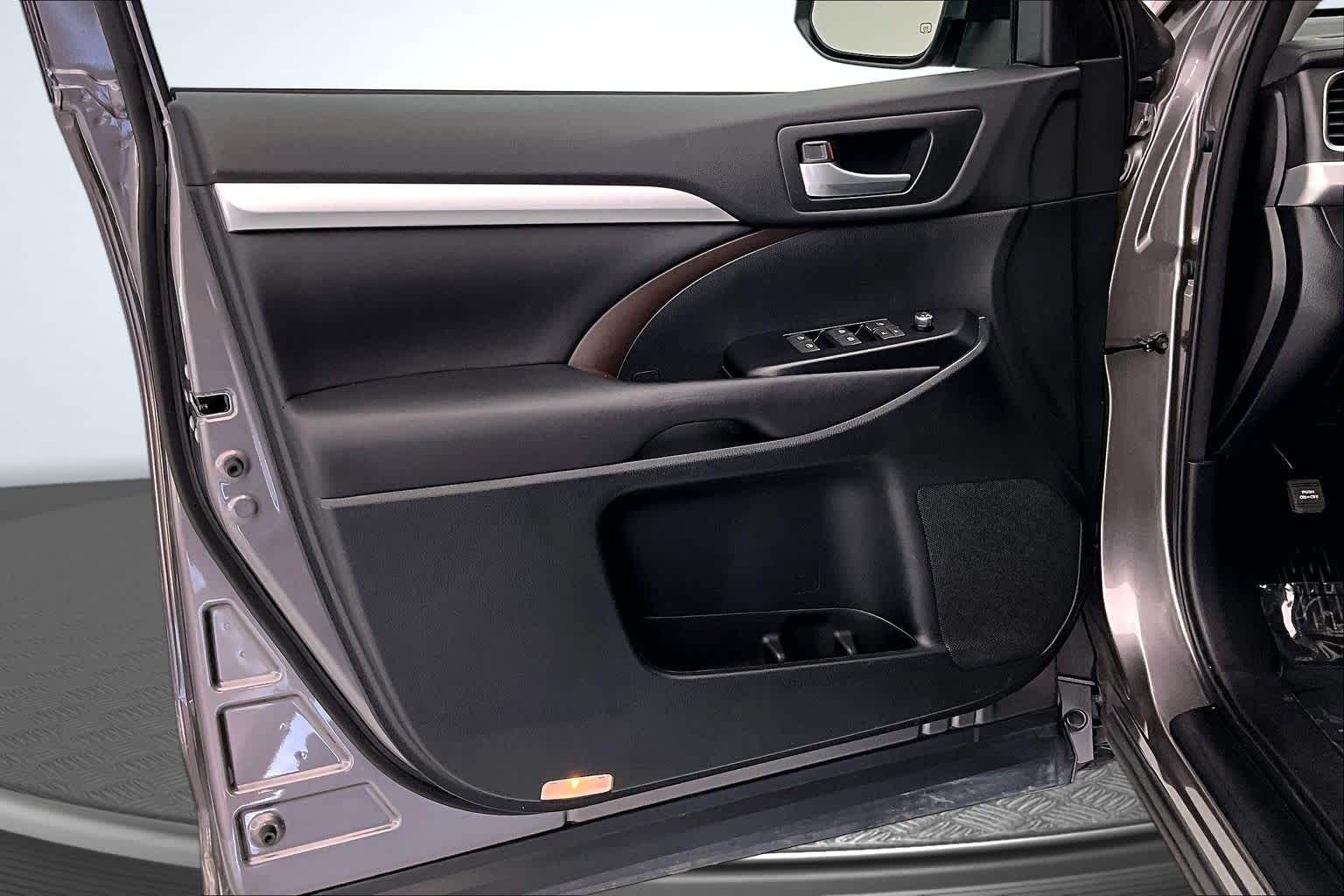 Thumbnail: 2016 Toyota Highlander - 23