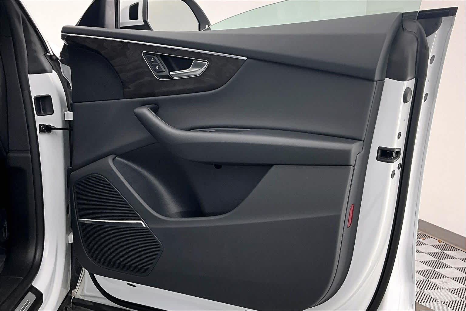 Thumbnail: 2021 Audi Q8 - 24