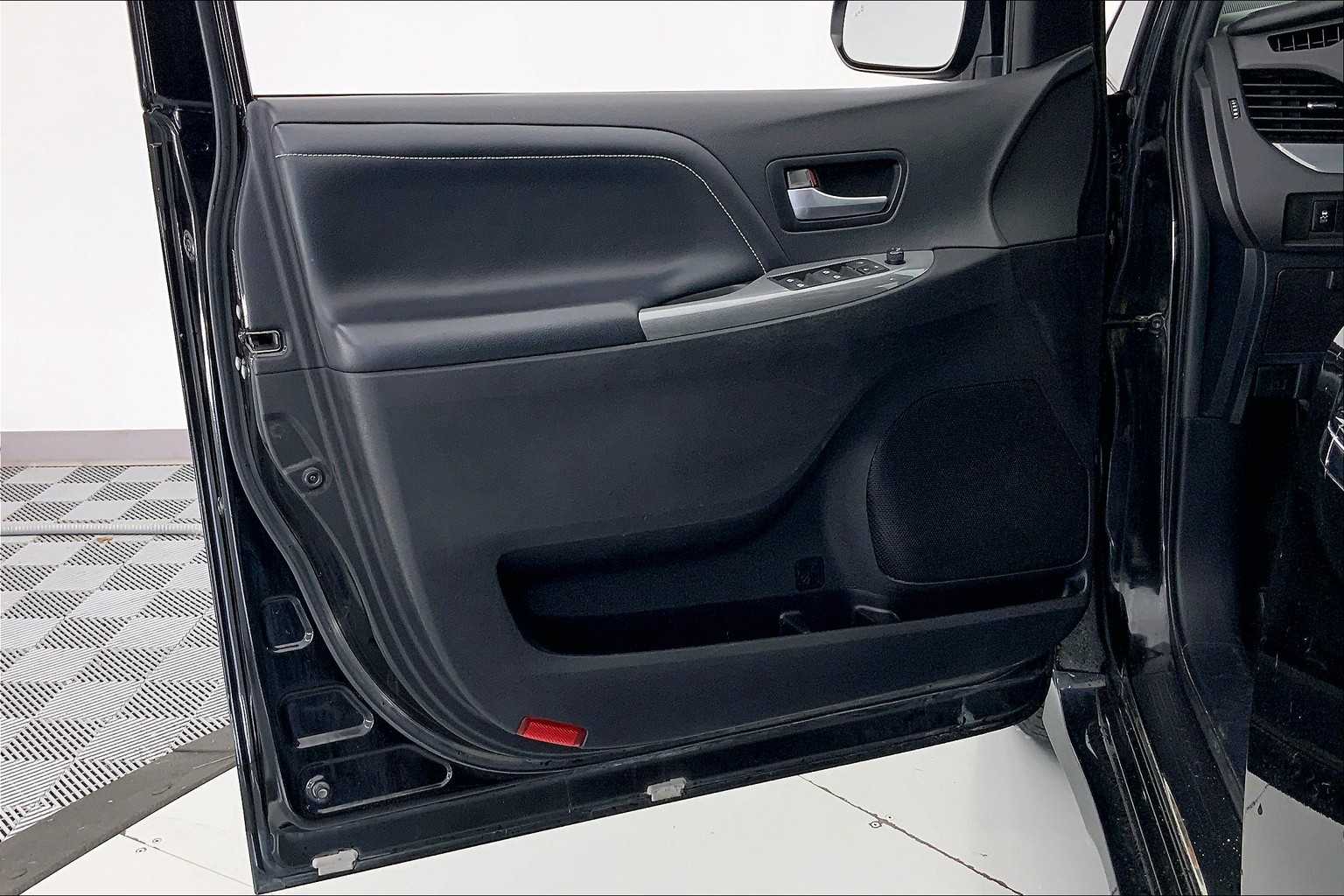 Thumbnail: 2015 Toyota Sienna - 23