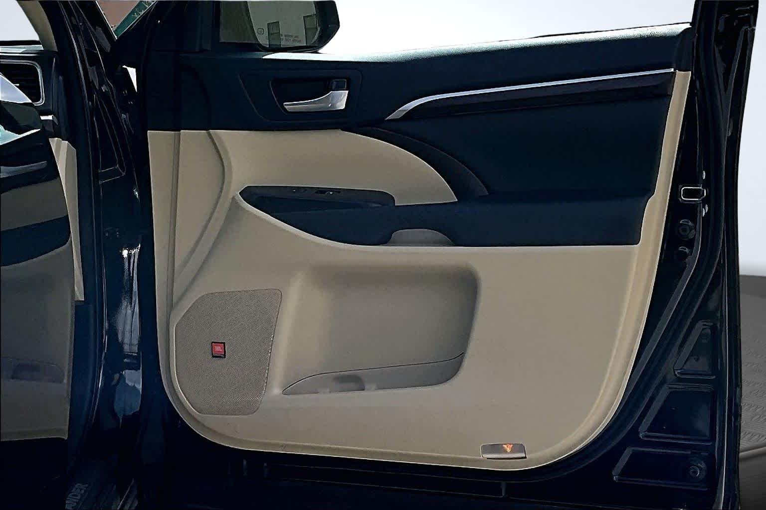 Thumbnail: 2015 Toyota Highlander - 24