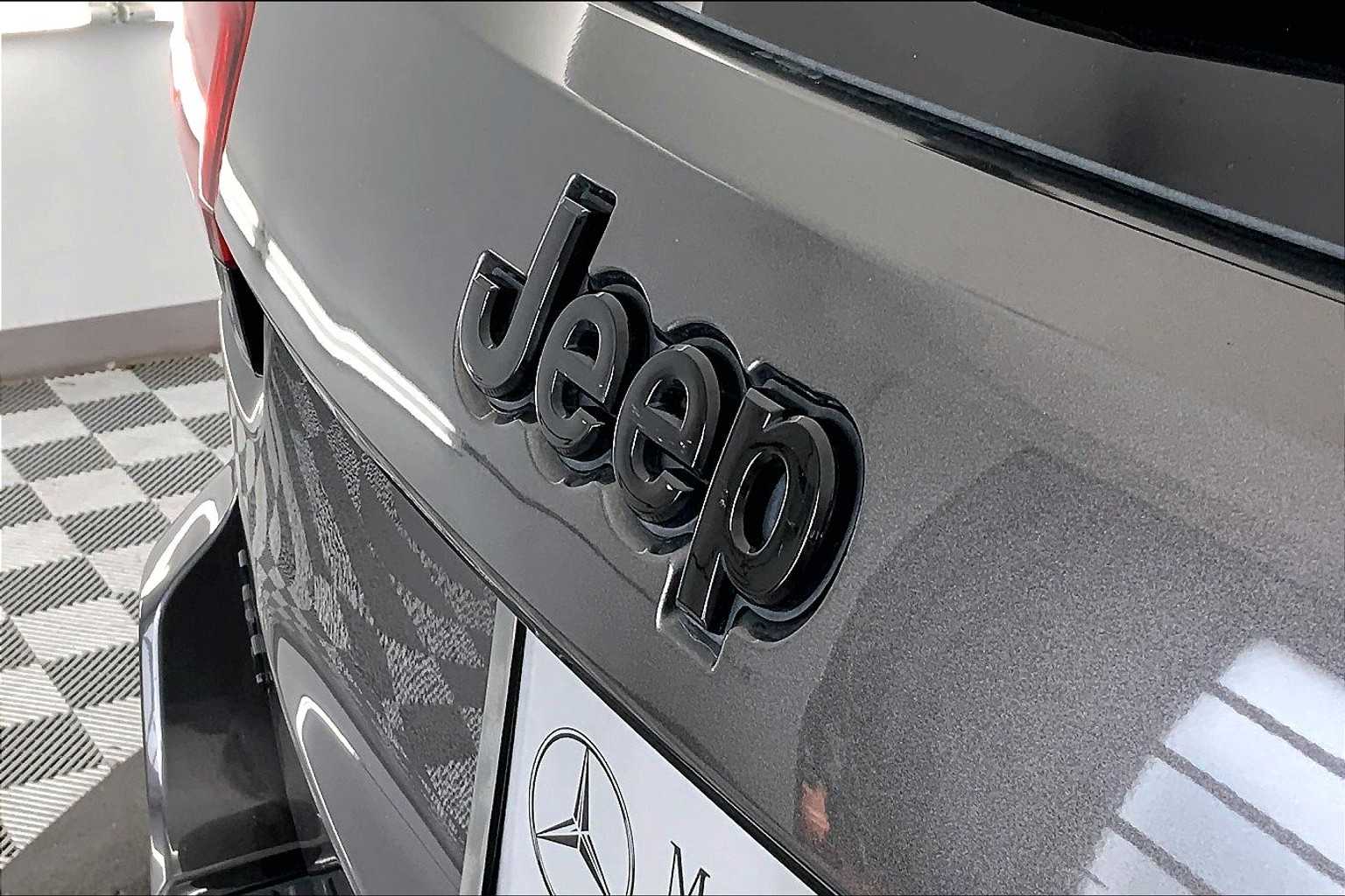Thumbnail: 2015 Jeep Grand Cherokee - 7