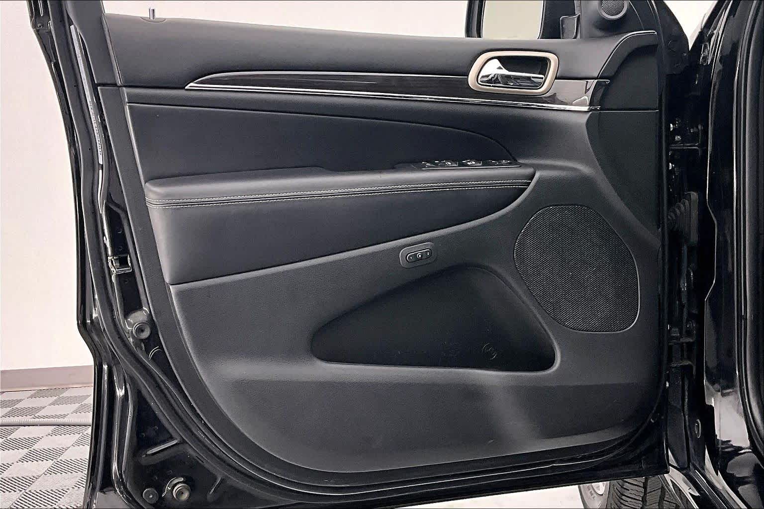 Thumbnail: 2017 Jeep Grand Cherokee - 23